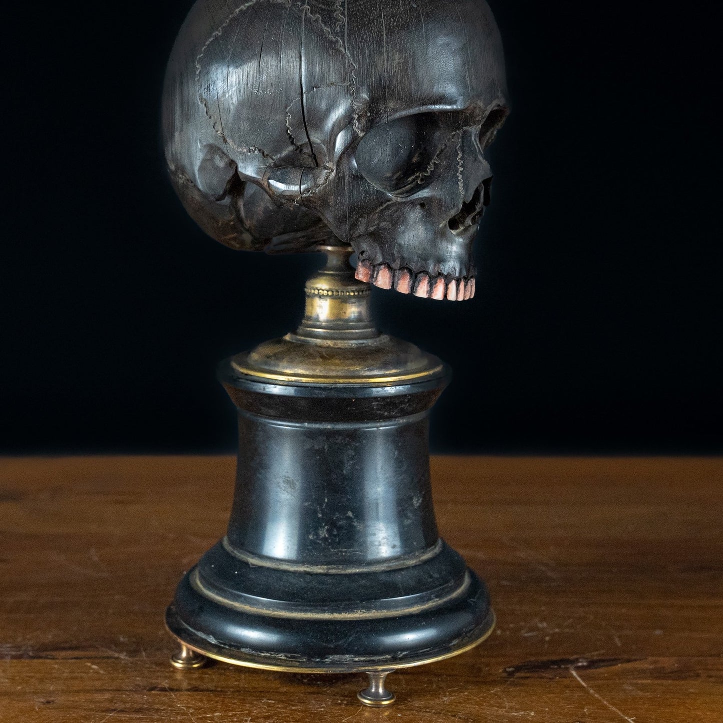 Einzigartige Memento Mori Skulptur mit Quarz-Kristall - 3000,59g