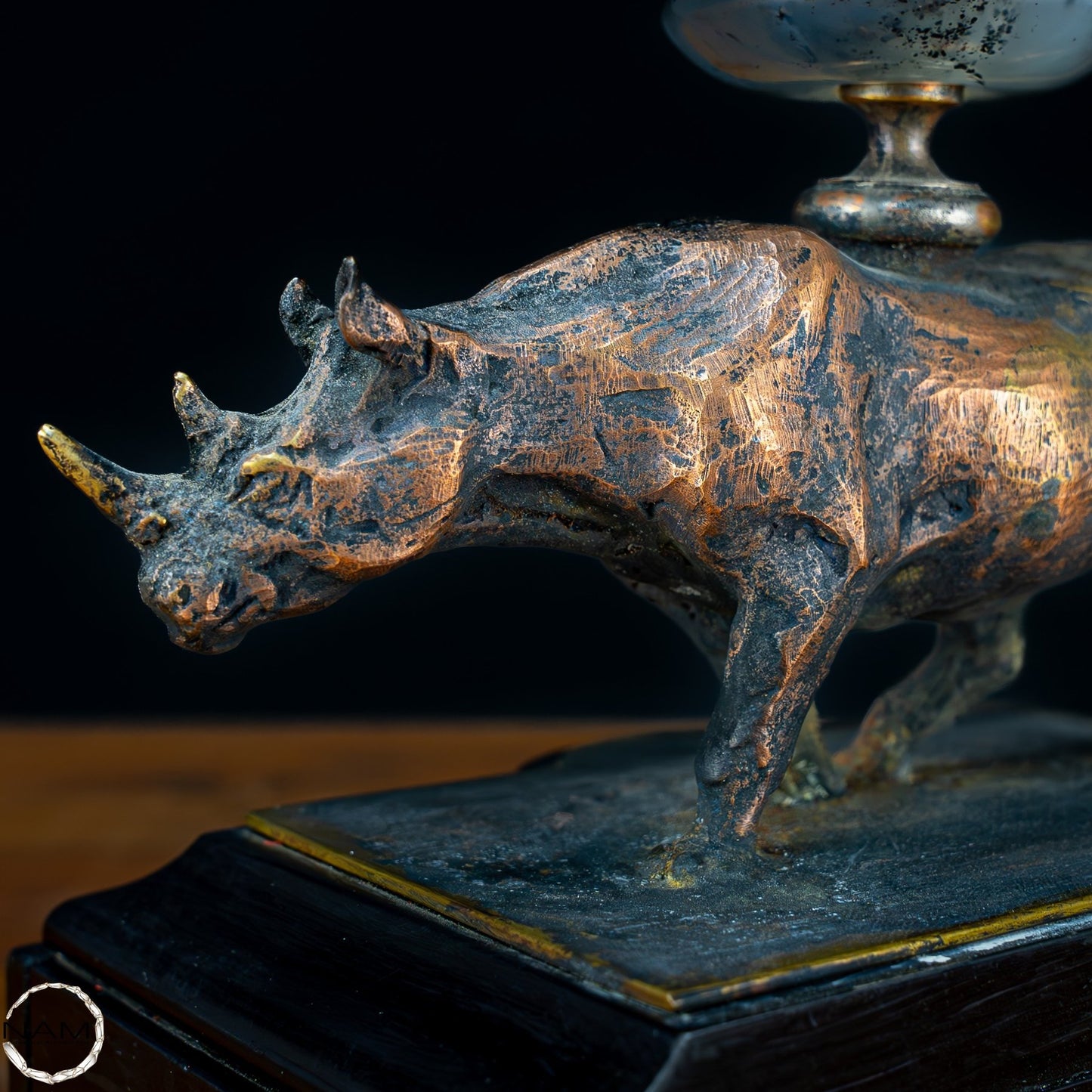 Sehr elegante Nashorn-Skulptur mit Quarzspitze aus Bronze