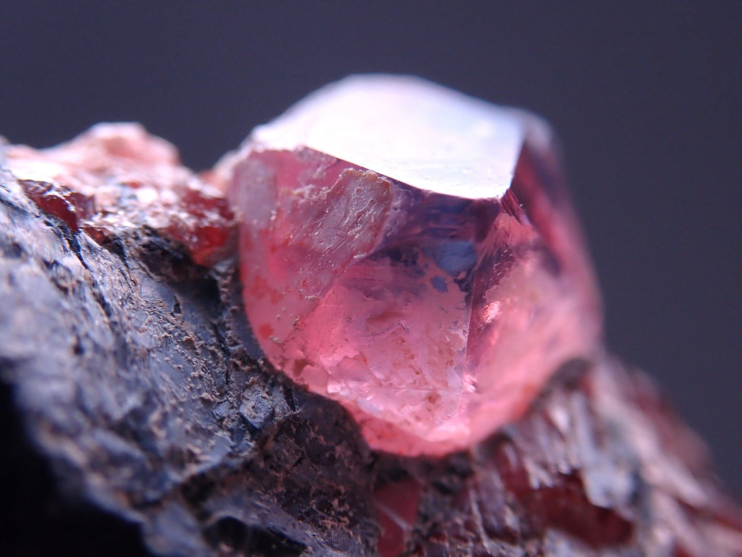 Seltener Padparadscha Farbener Saphirekristall auf Matrix aus Wiza, Tansania, 25ct