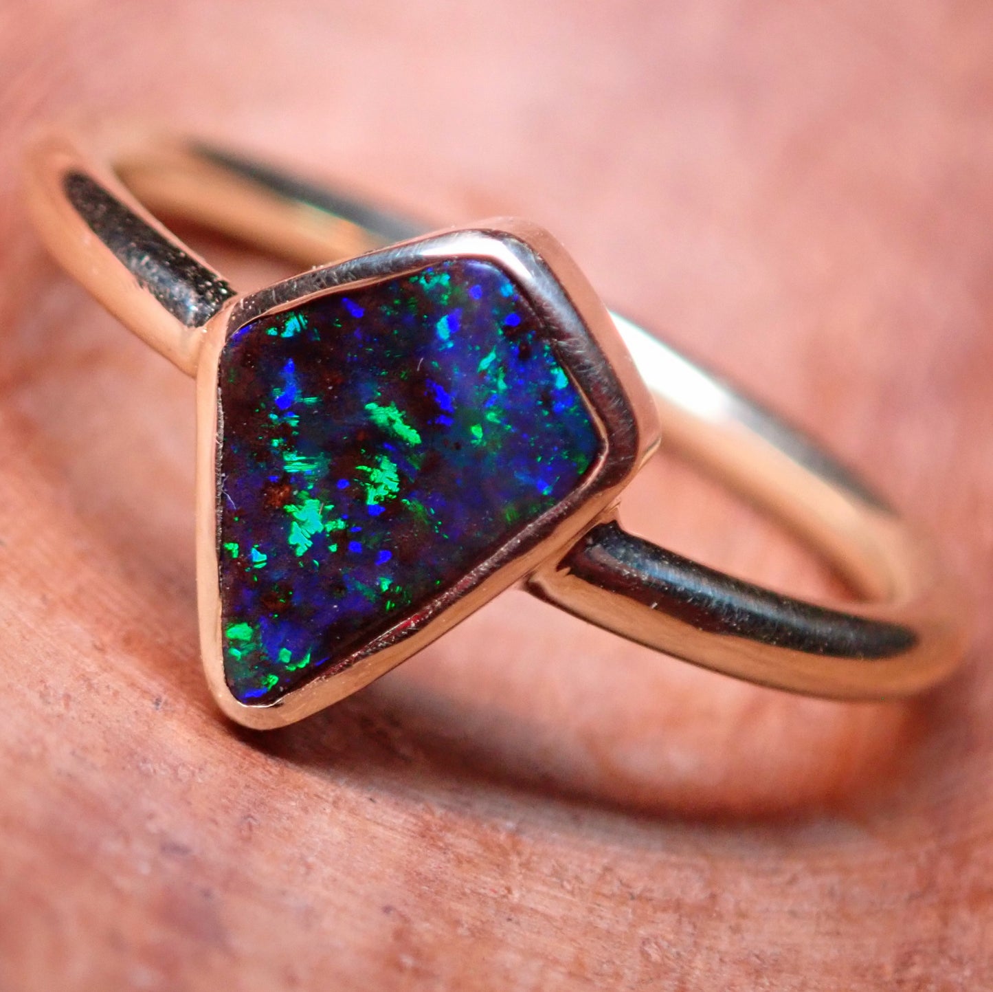 AAA+++ Natürlicher Schwarzer Opal Ring, Australien 18K Gold - 3,248g