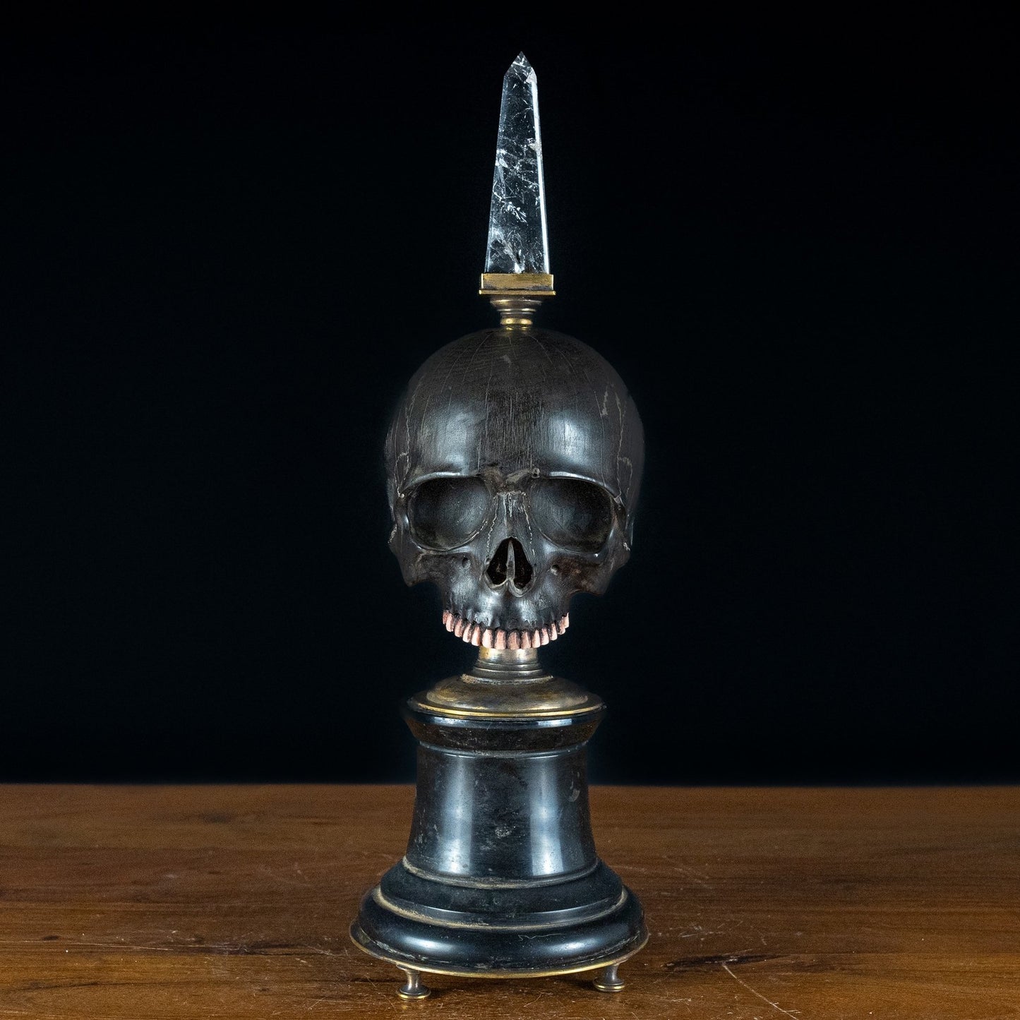 Einzigartige Memento Mori Skulptur mit Quarz-Kristall - 3000,59g