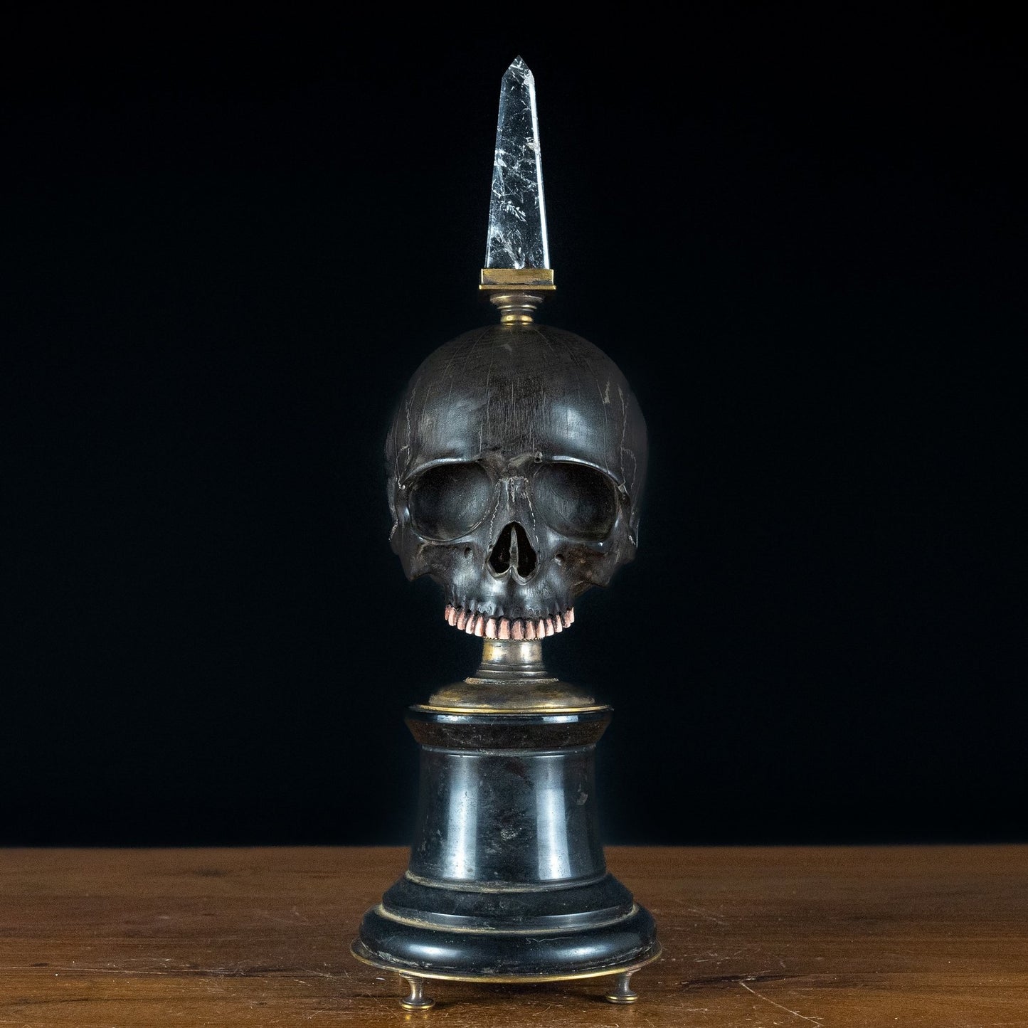 Einzigartige Memento Mori Skulptur mit Quarz-Kristall - 3000,59g