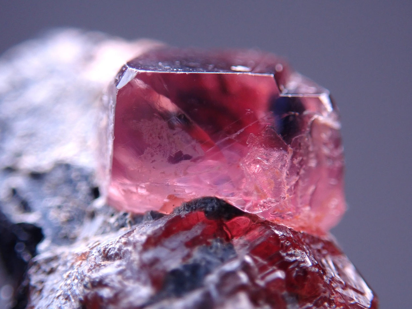 Seltener Padparadscha Farbener Saphirekristall auf Matrix aus Wiza, Tansania, 25ct