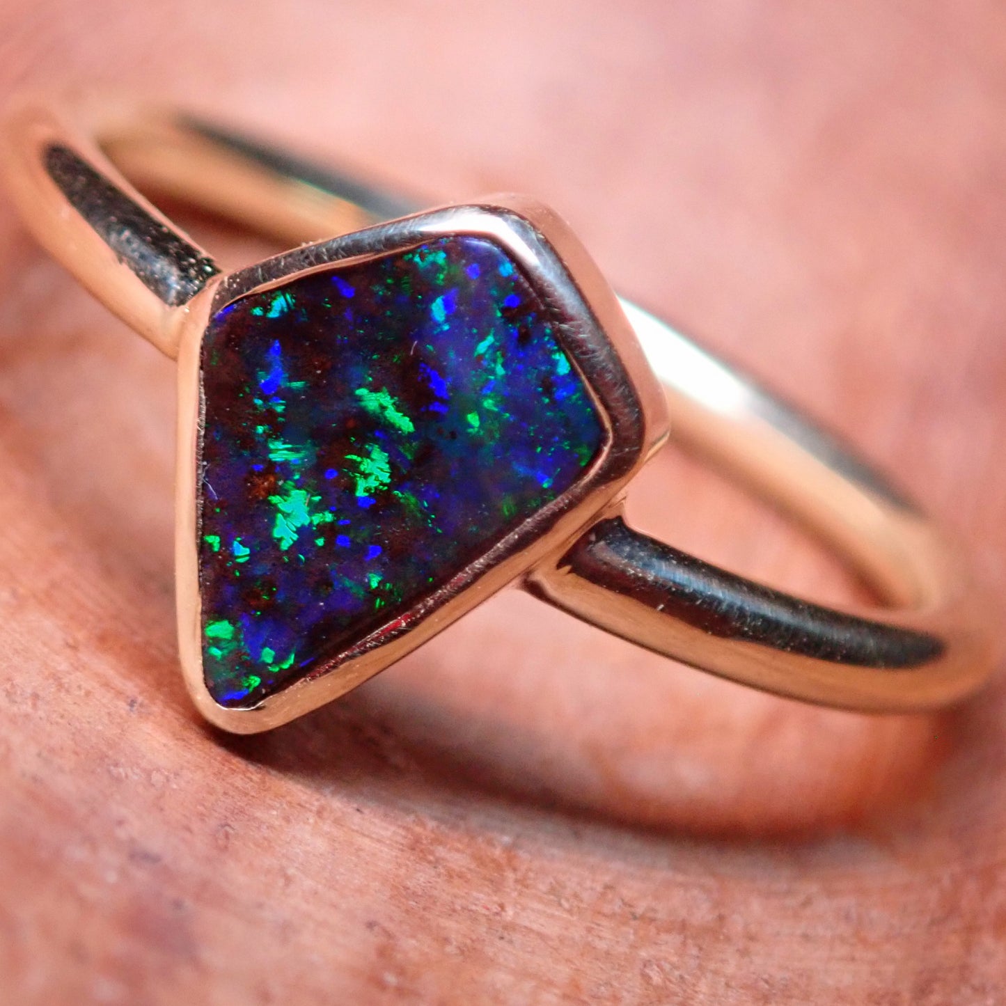 AAA+++ Natürlicher Schwarzer Opal Ring, Australien 18K Gold - 3,248g