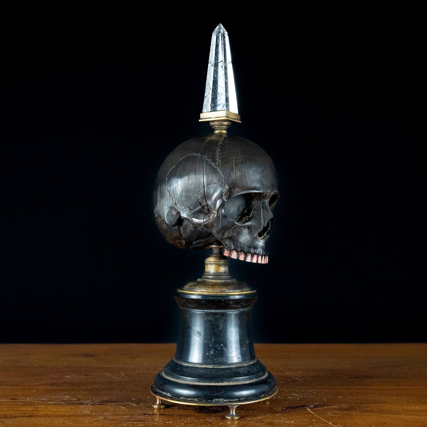 Einzigartige Memento Mori Skulptur mit Quarz-Kristall - 3000,59g