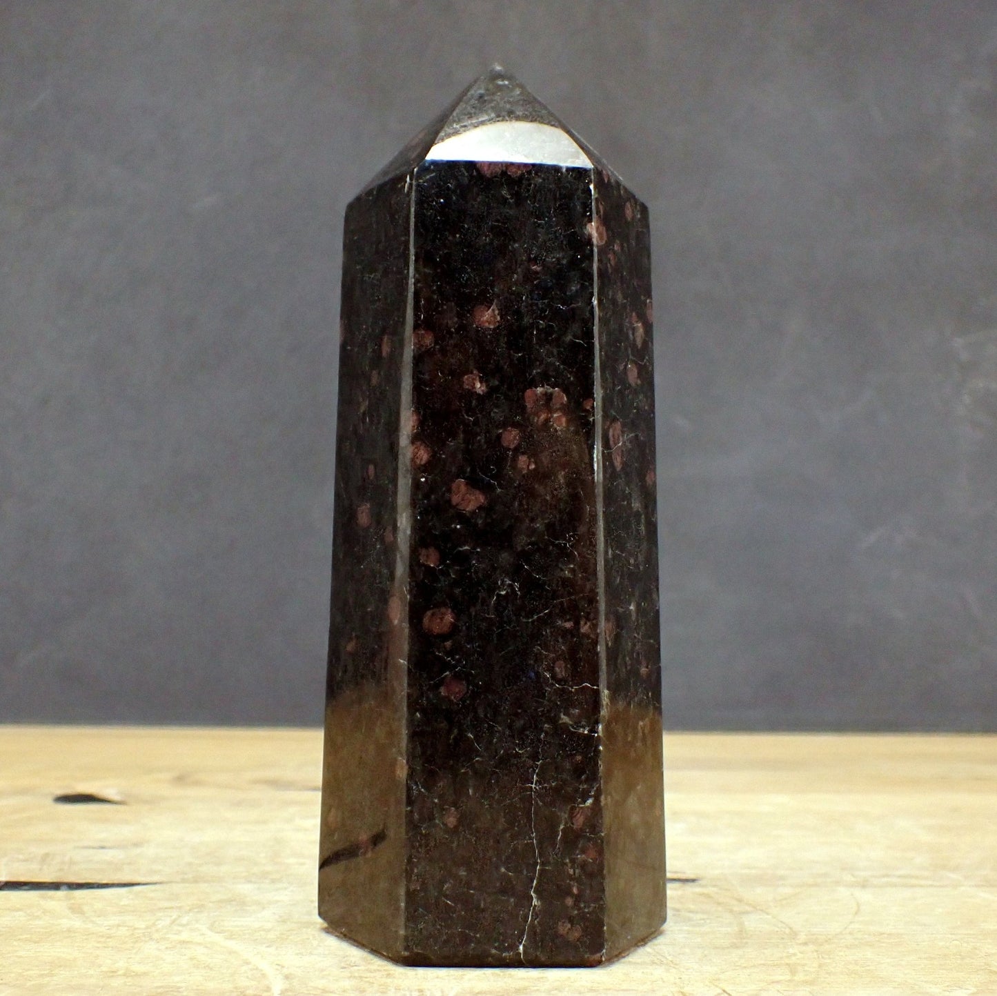 Selten Arfvedsonit und Granat Obelisk - 1143,33g