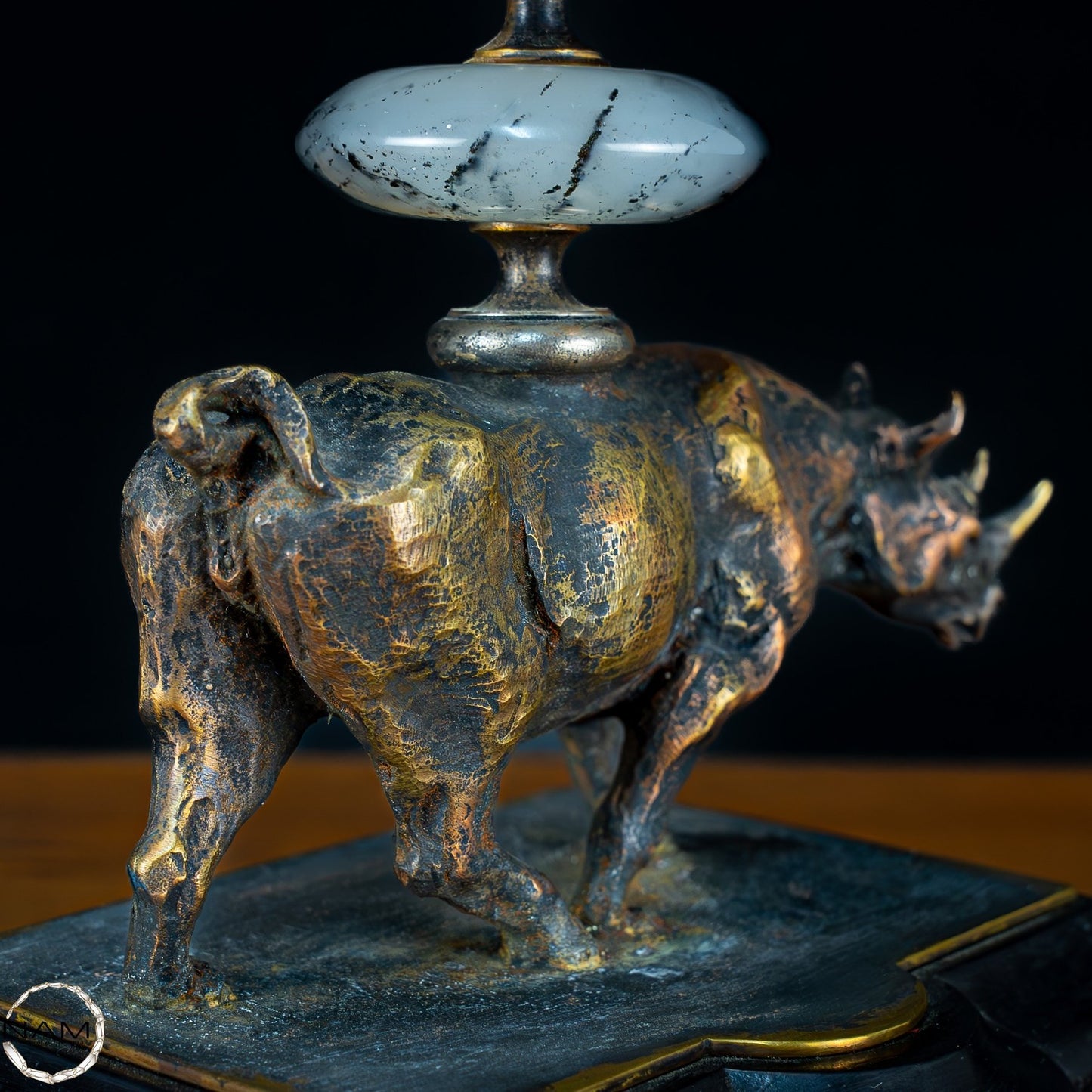 Sehr elegante Nashorn-Skulptur mit Quarzspitze aus Bronze