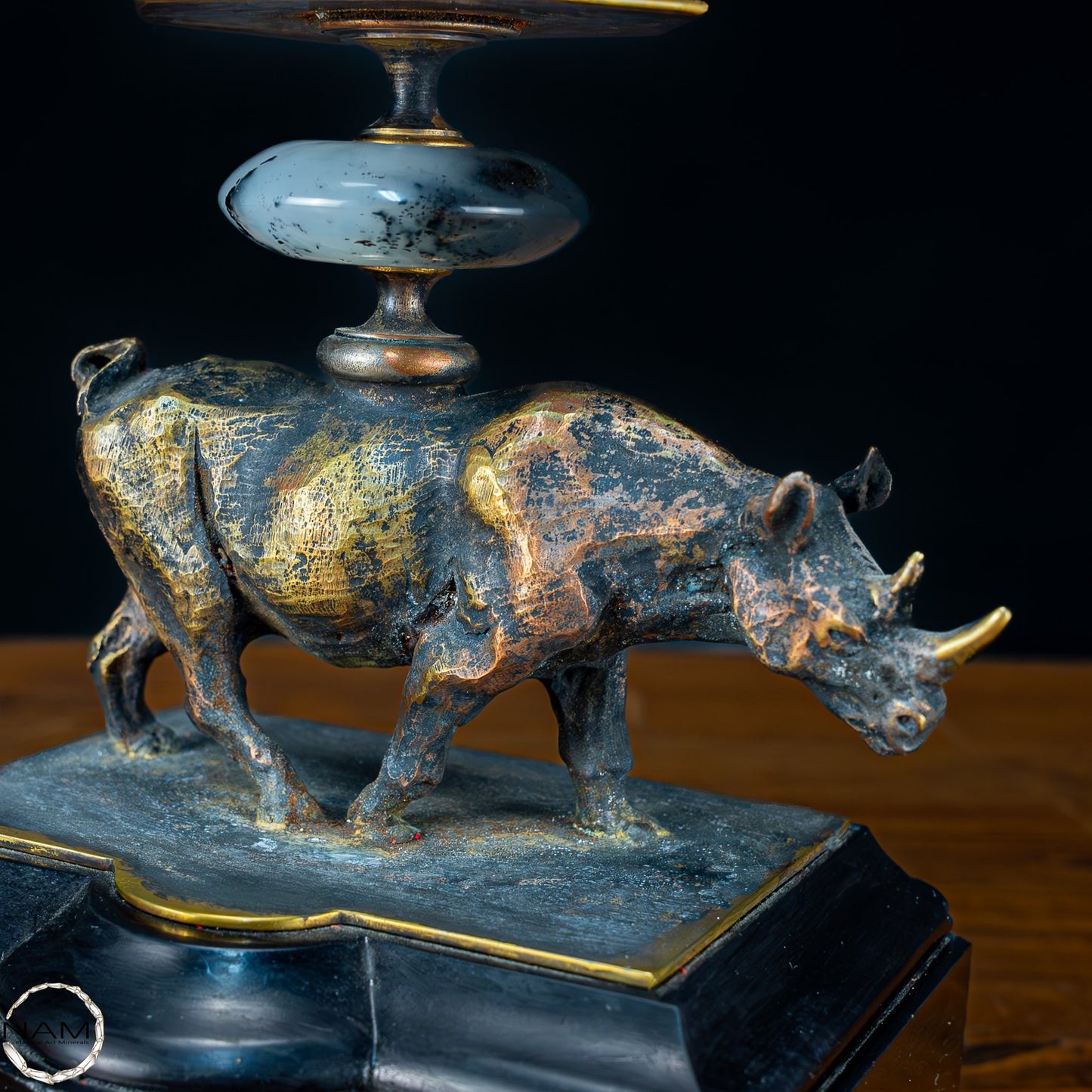 Sehr elegante Nashorn-Skulptur mit Quarzspitze aus Bronze