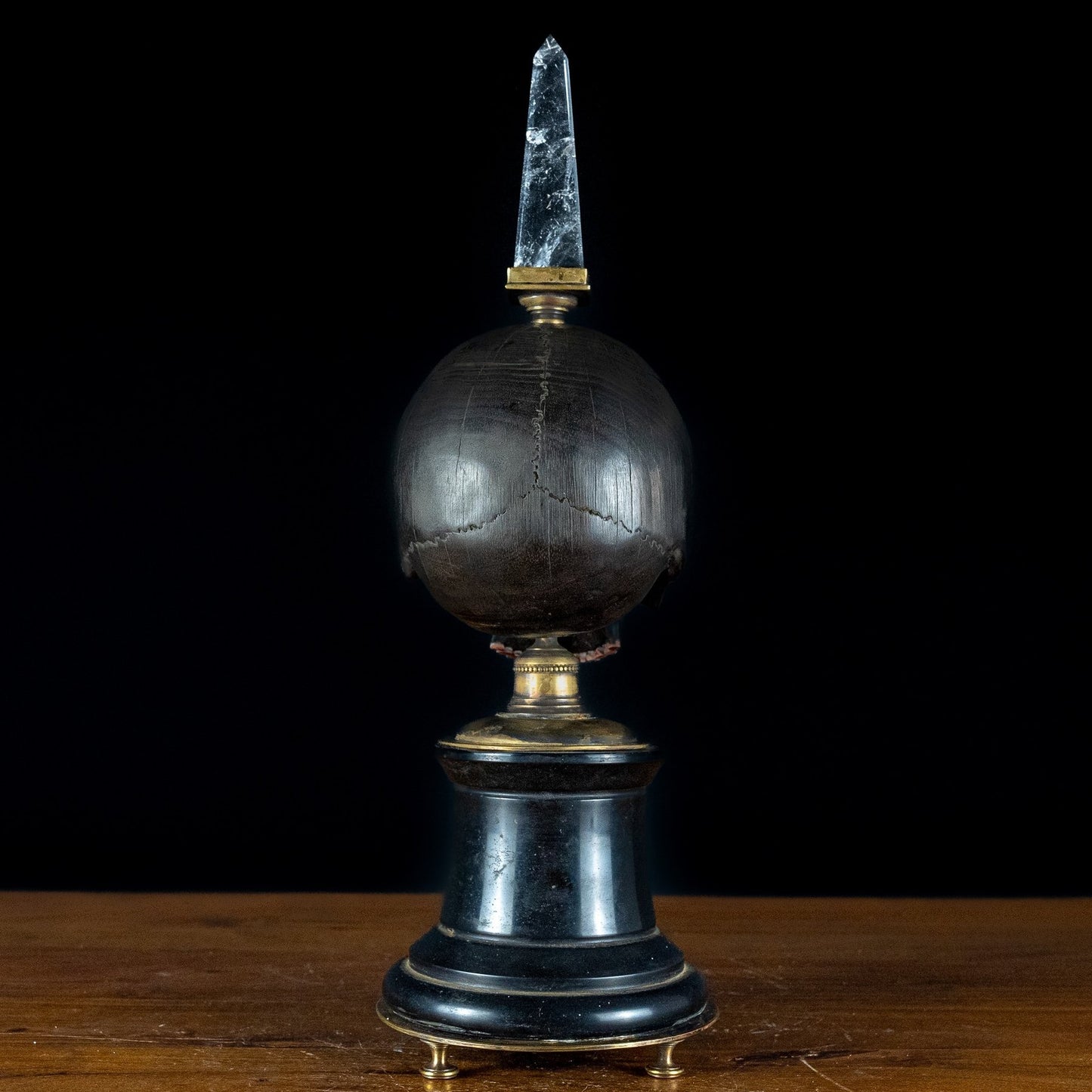 Einzigartige Memento Mori Skulptur mit Quarz-Kristall - 3000,59g