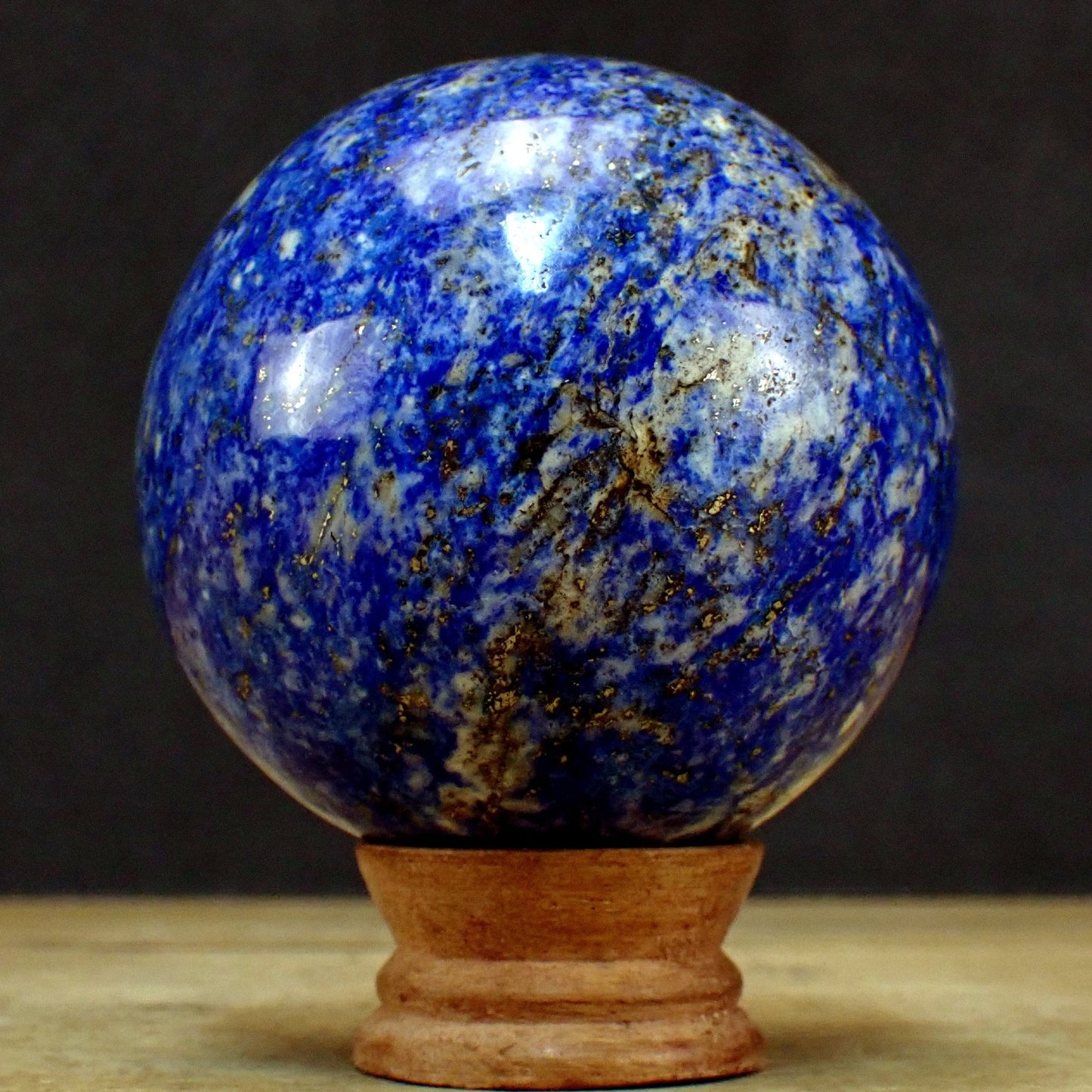 Königsblaue Lapislazuli-Kugel mit Pyrit - 1104.81 g - 90 mm
