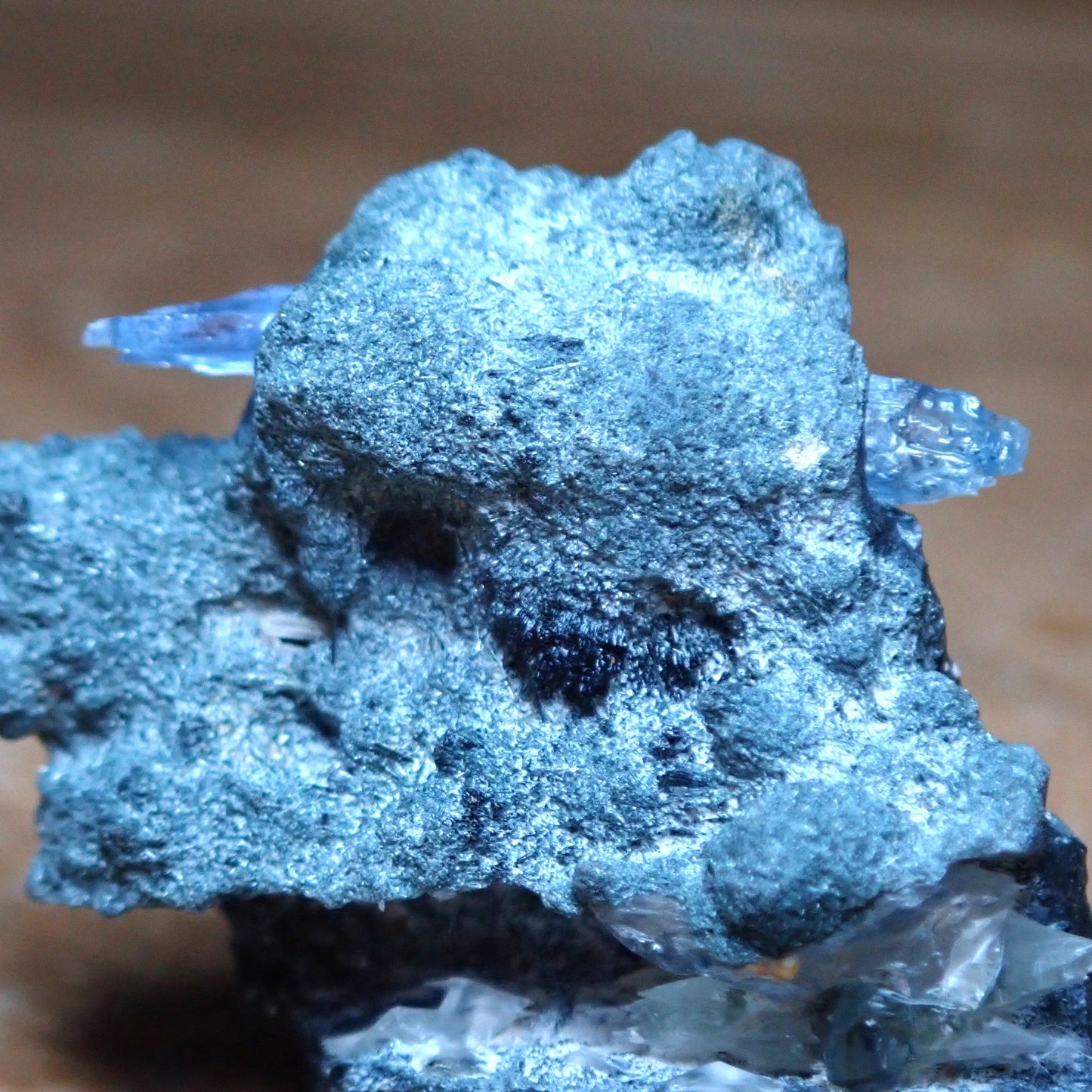 Sehr seltene Natürliche Jeremejevit-Kristalle auf Muttergestein - 10,578g