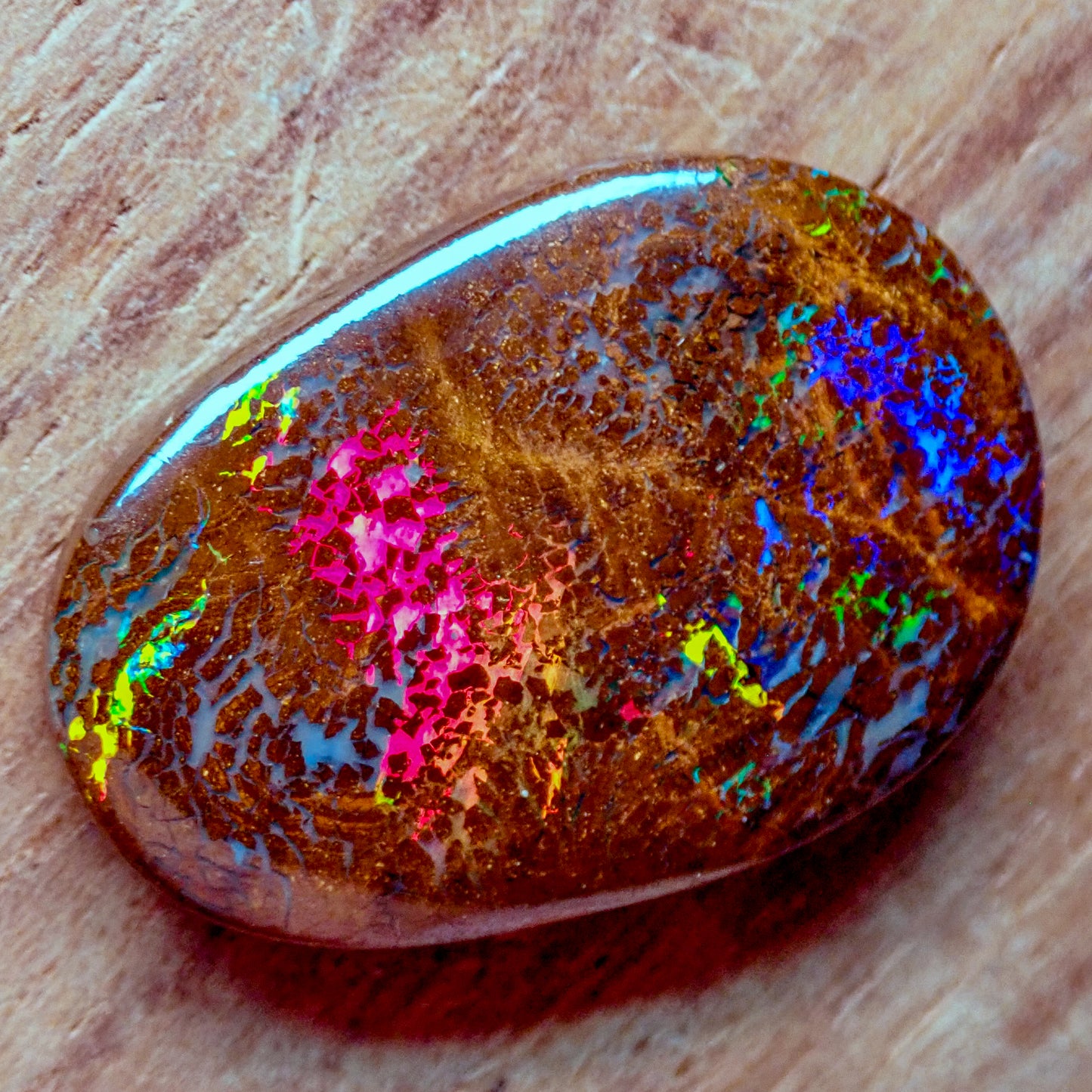Natürlicher AAA+ Boulder Opal aus Australien Edelsteinqualität, 19.61ct