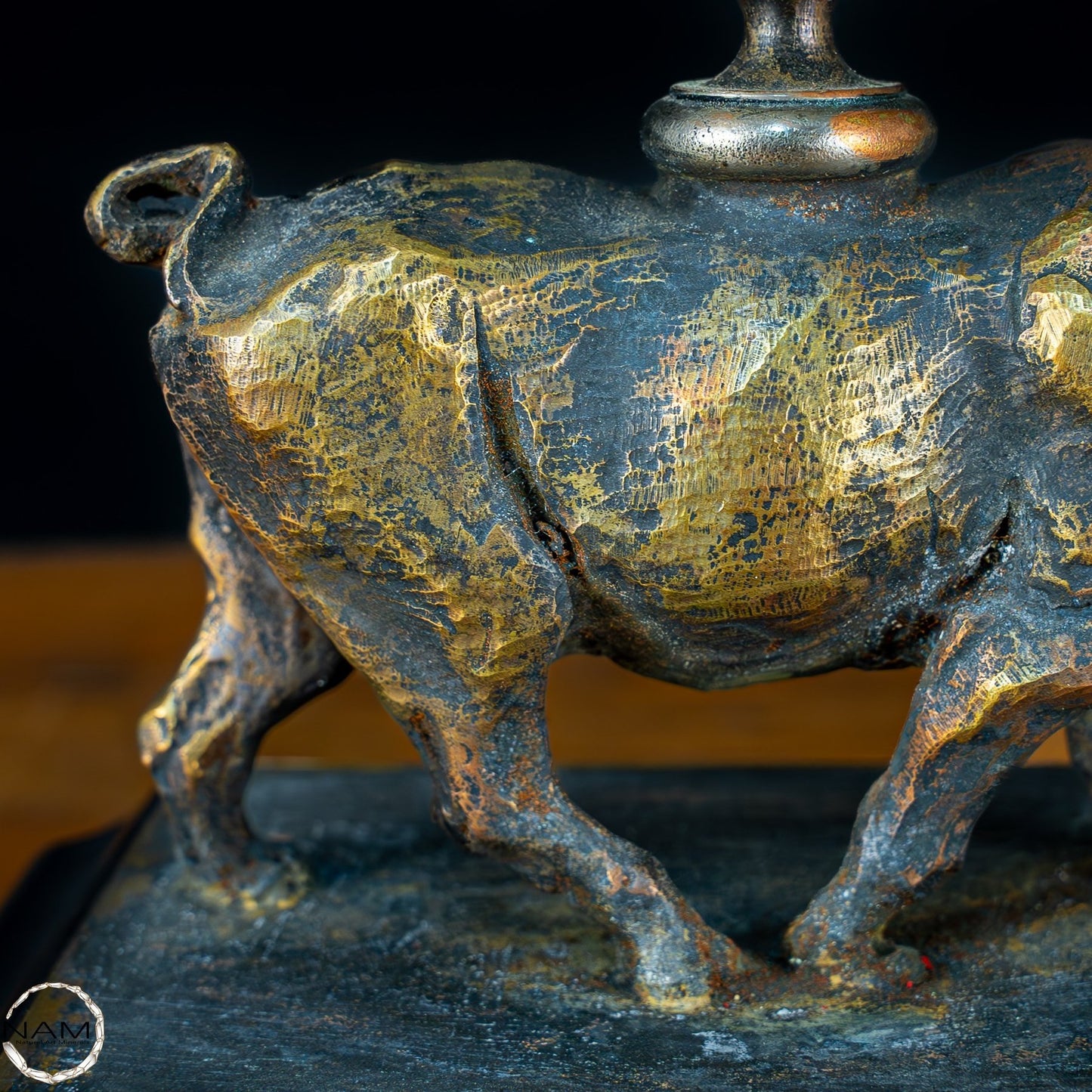 Sehr elegante Nashorn-Skulptur mit Quarzspitze aus Bronze