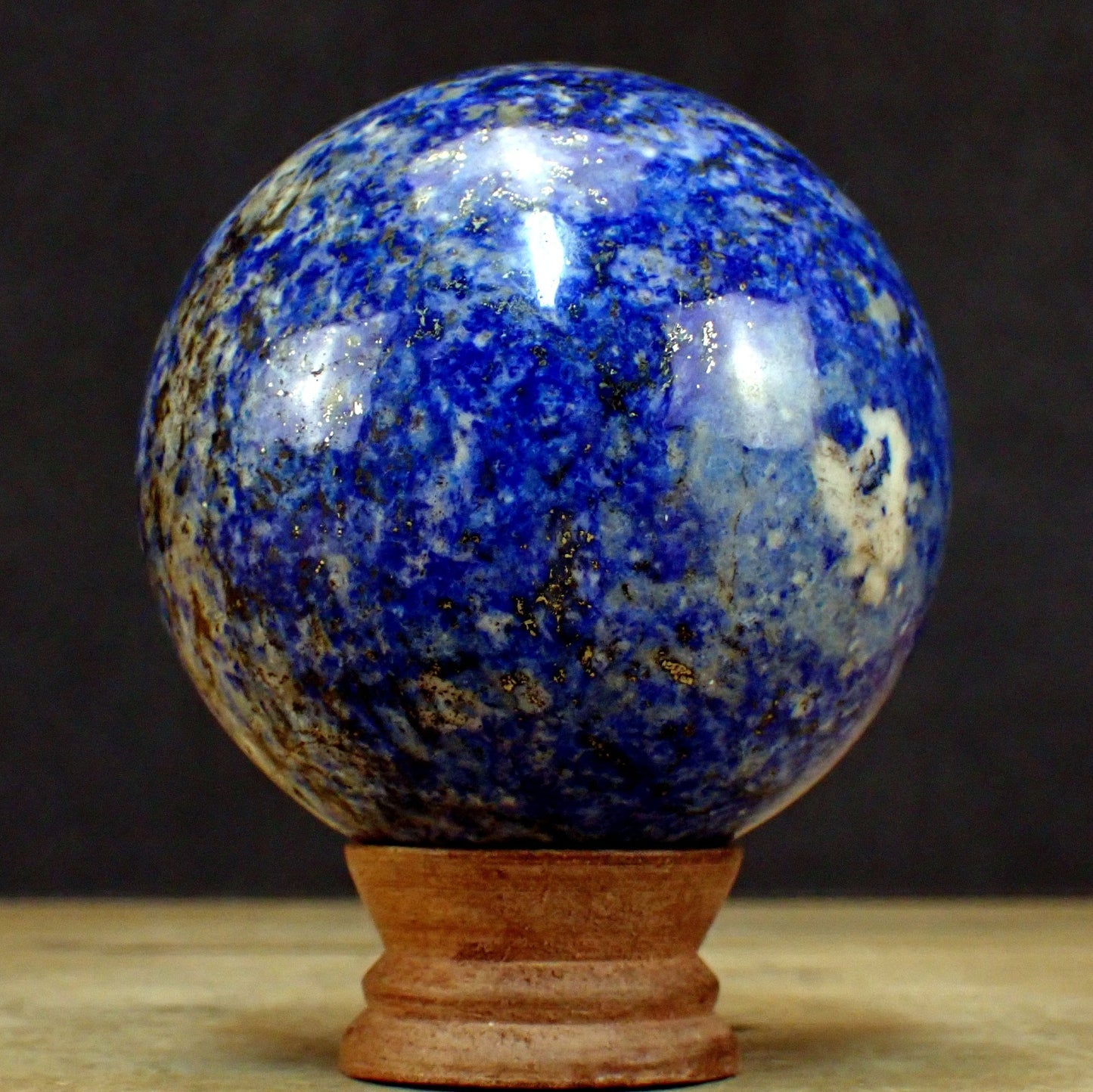 Königsblaue Lapislazuli-Kugel mit Pyrit - 1104.81 g - 90 mm