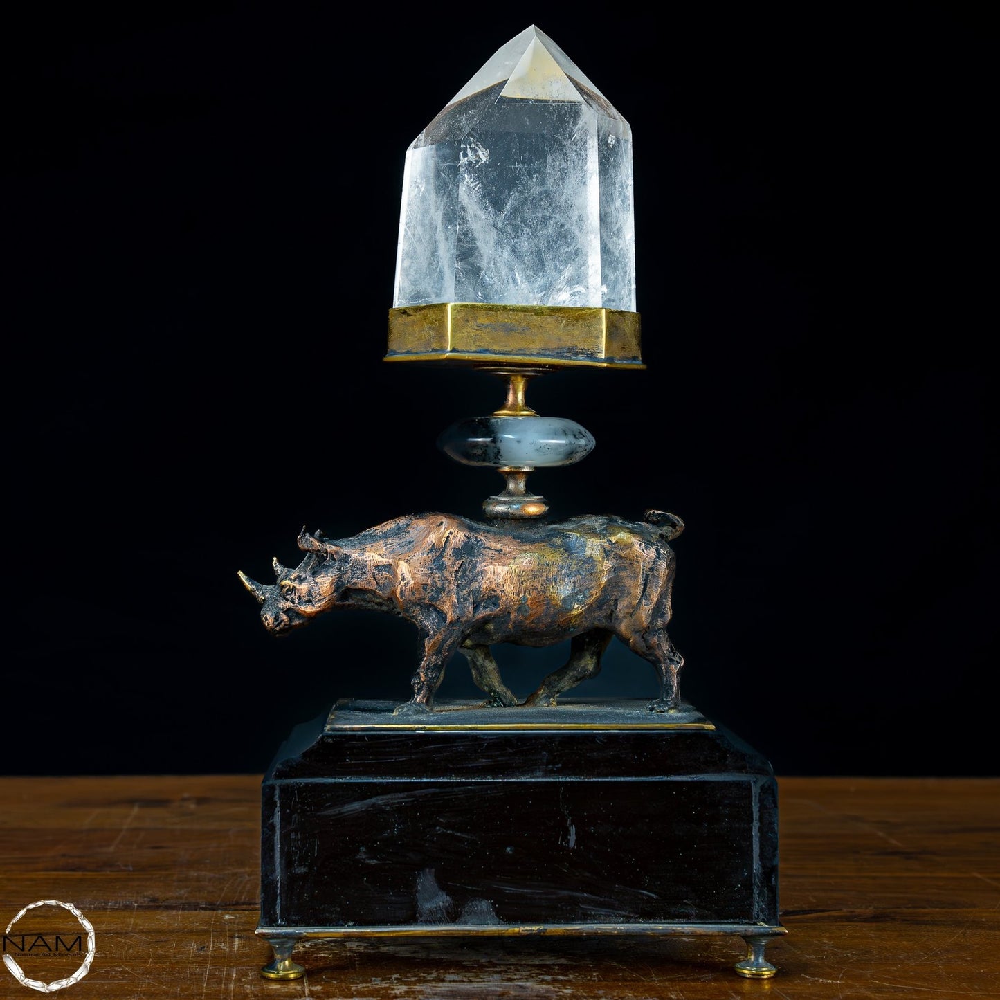 Sehr elegante Nashorn-Skulptur mit Quarzspitze aus Bronze
