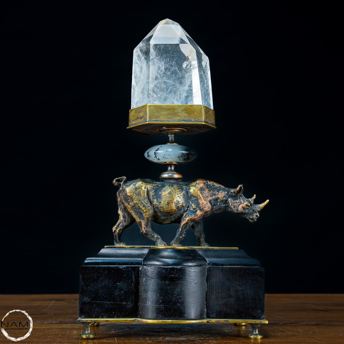 Sehr elegante Nashorn-Skulptur mit Quarzspitze aus Bronze