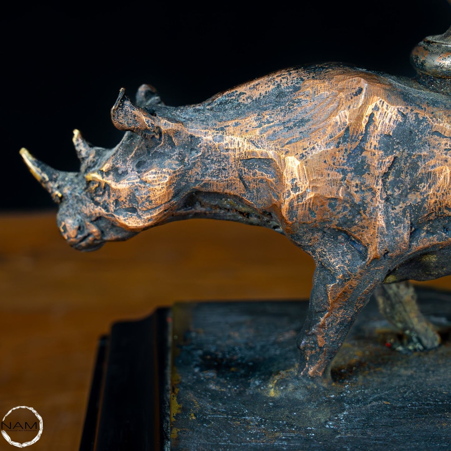 Sehr elegante Nashorn-Skulptur mit Quarzspitze aus Bronze