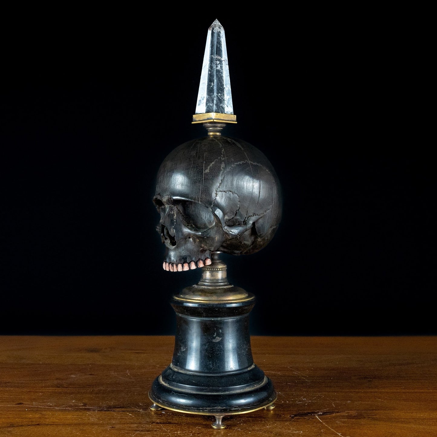 Einzigartige Memento Mori Skulptur mit Quarz-Kristall - 3000,59g