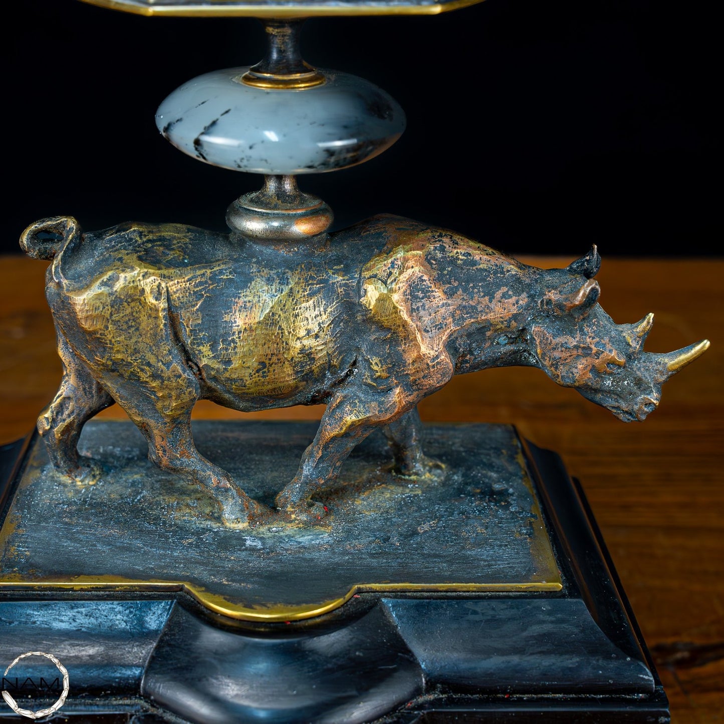 Sehr elegante Nashorn-Skulptur mit Quarzspitze aus Bronze