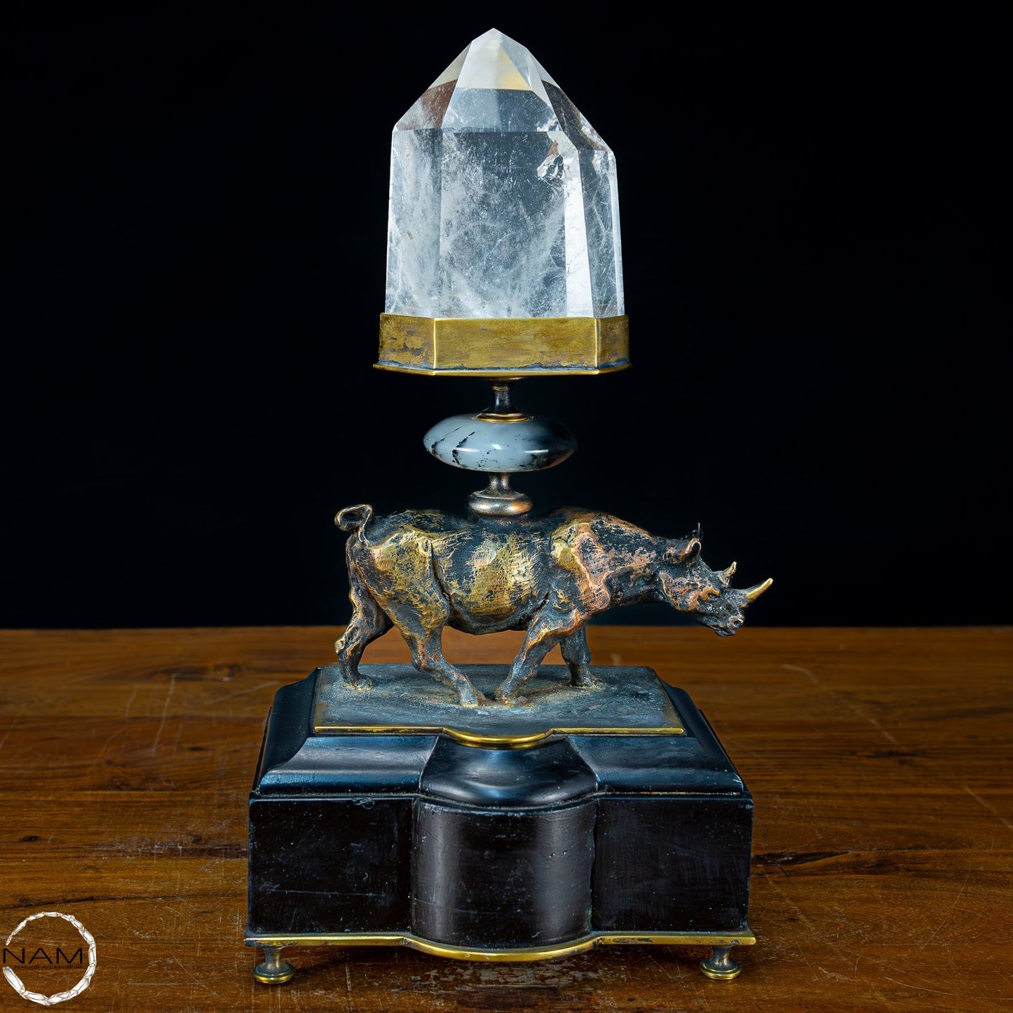 Sehr elegante Nashorn-Skulptur mit Quarzspitze aus Bronze