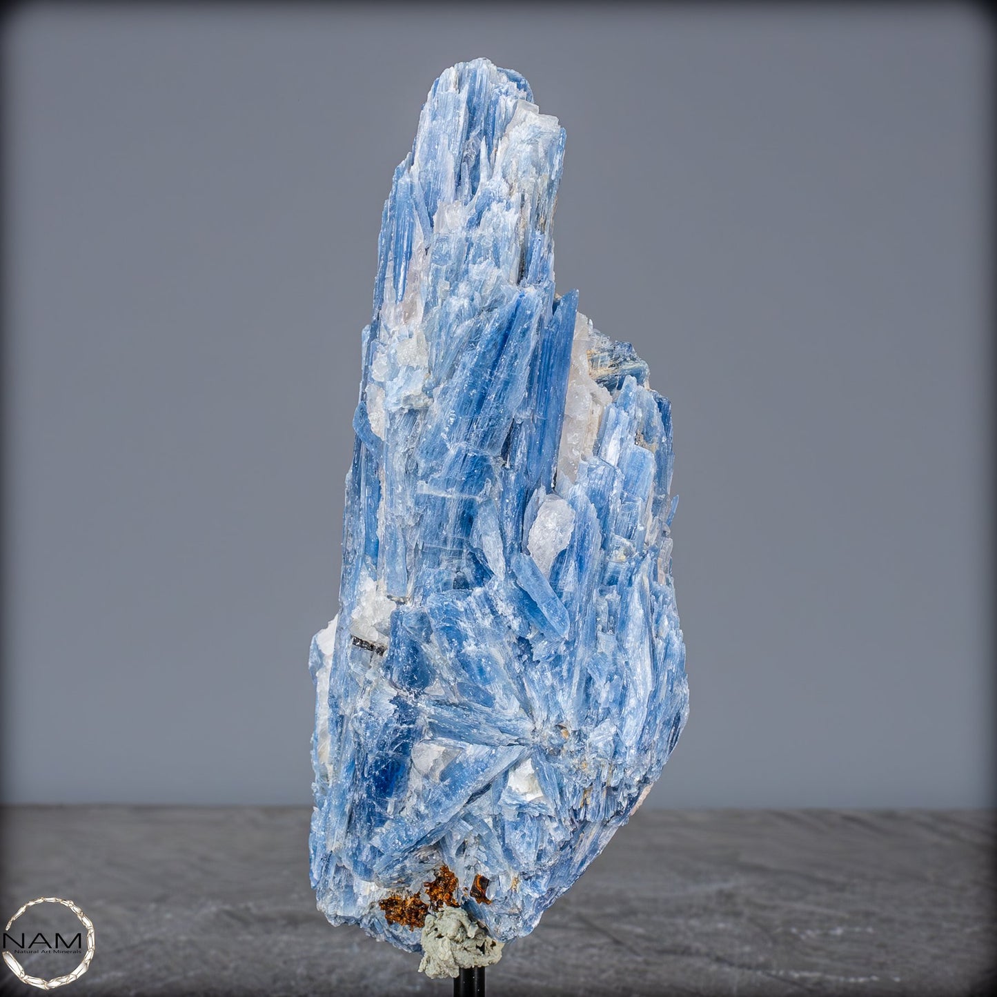 Natürlicher Kyanit-Kristall Cluster auf Ständer aus Brasilien - 517,28g