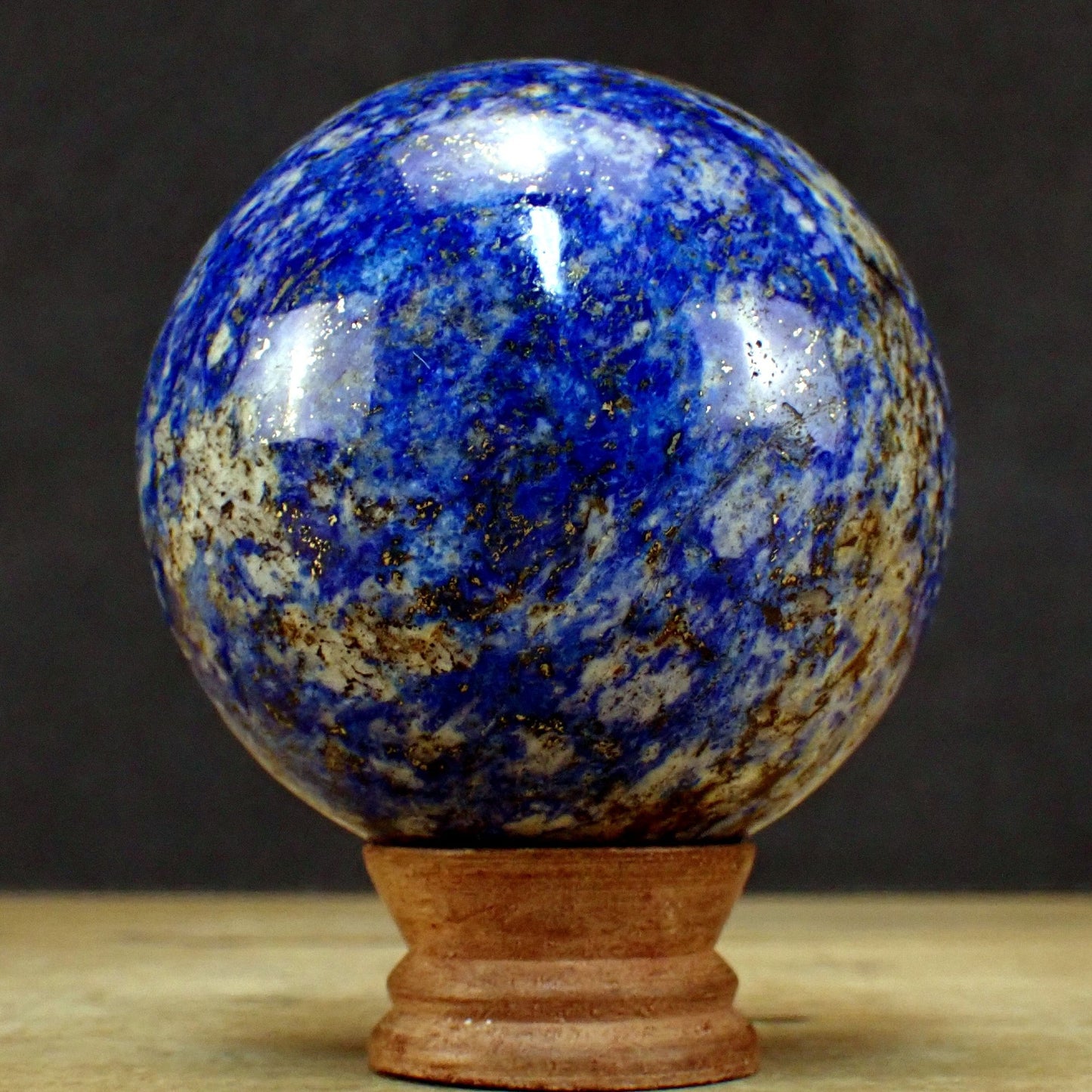 Königsblaue Lapislazuli-Kugel mit Pyrit - 1104.81 g - 90 mm