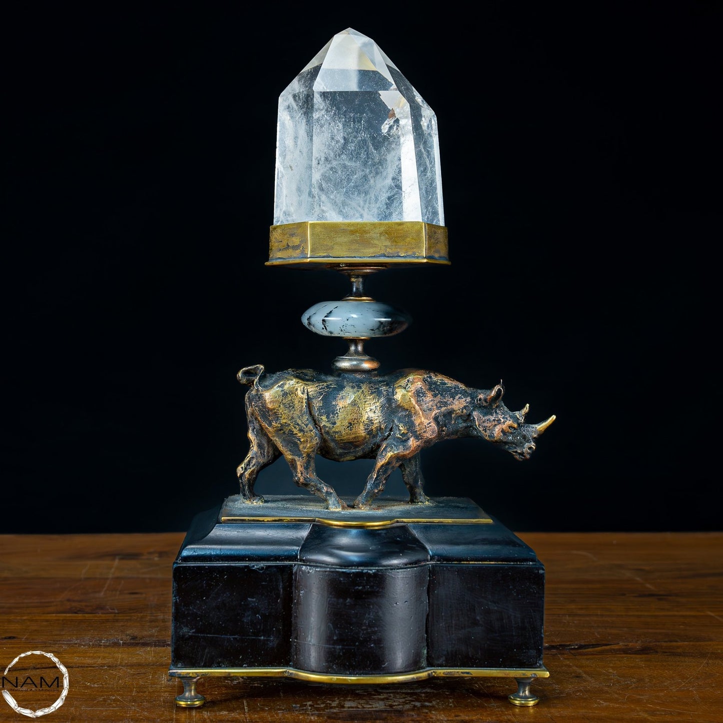 Sehr elegante Nashorn-Skulptur mit Quarzspitze aus Bronze