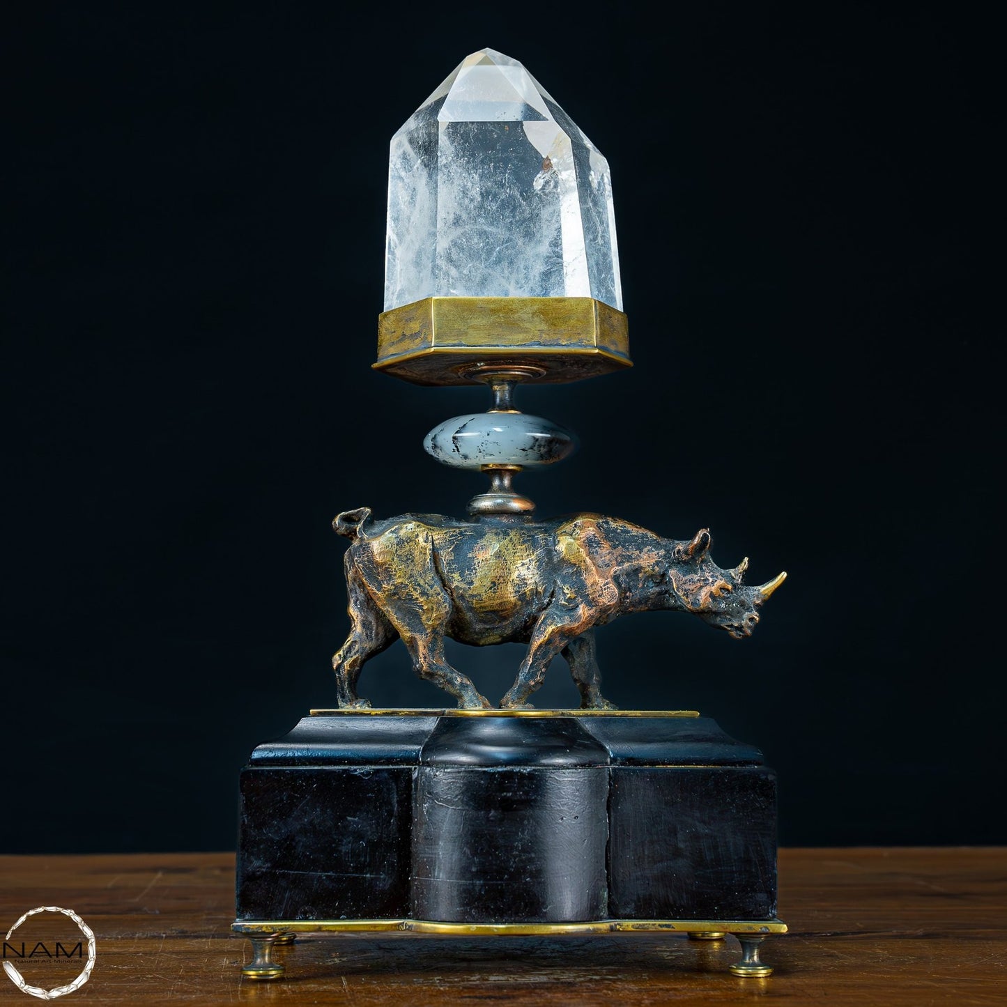 Sehr elegante Nashorn-Skulptur mit Quarzspitze aus Bronze