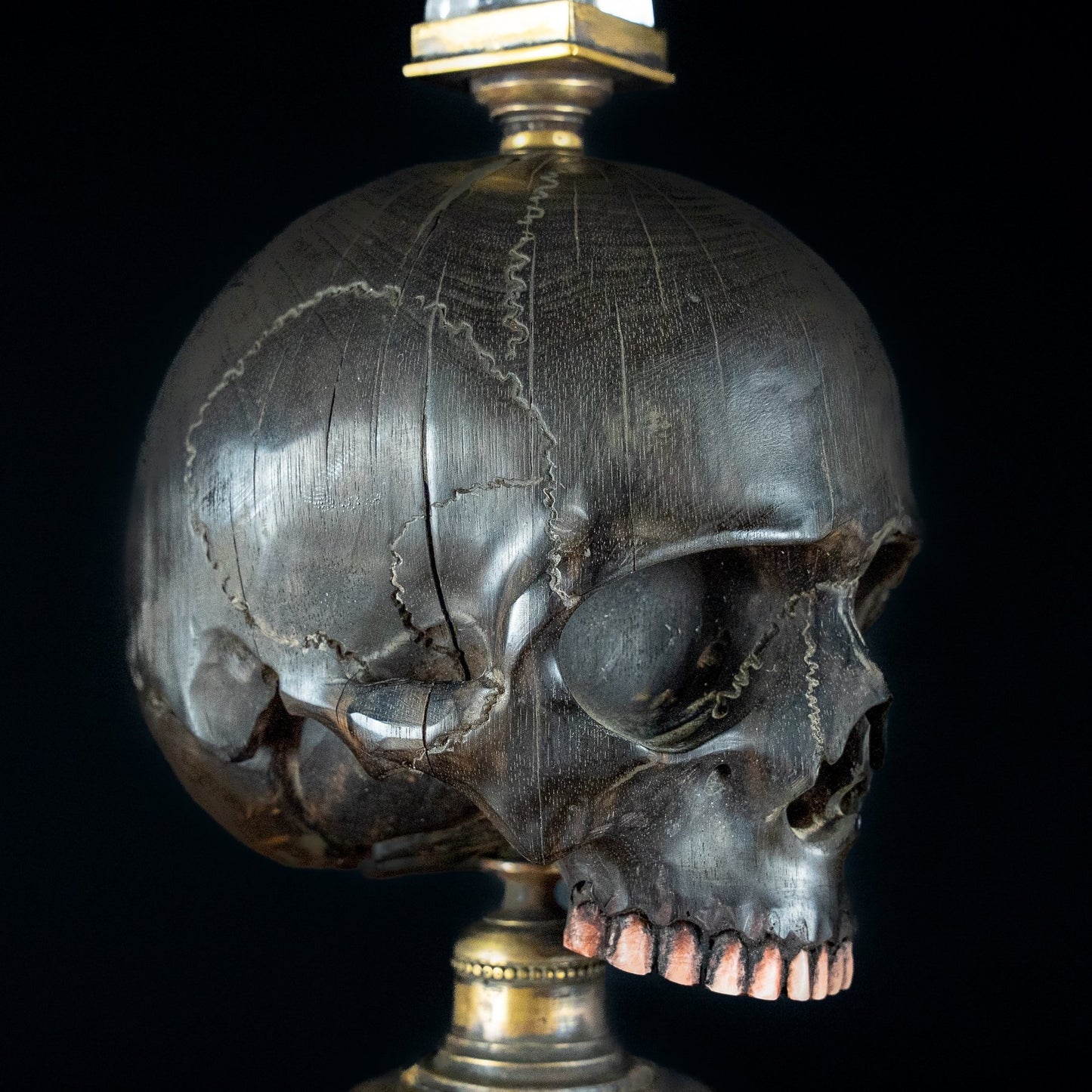 Einzigartige Memento Mori Skulptur mit Quarz-Kristall - 3000,59g