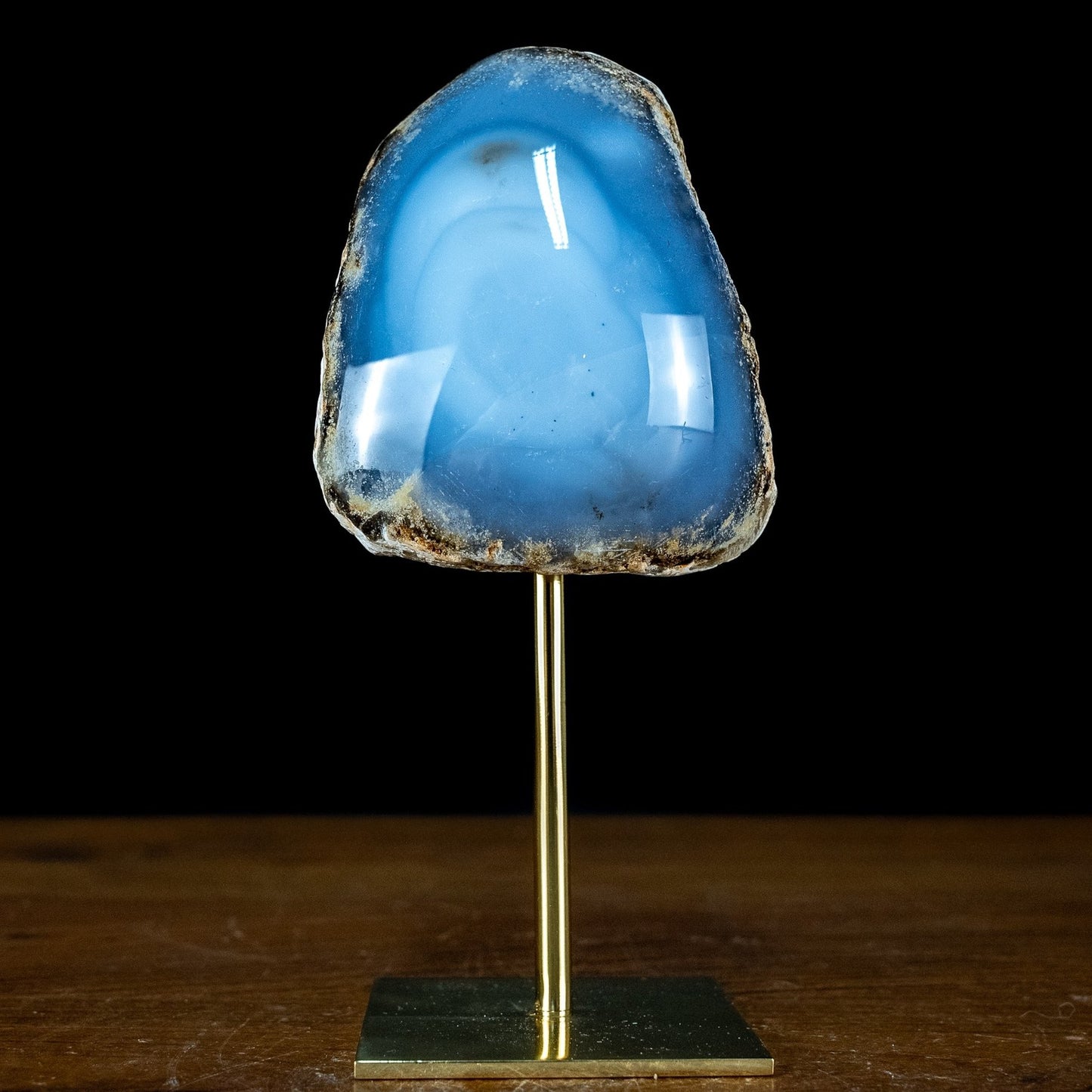 Natürlicher Blauer Chalcedon auf Ständer - 647,29g