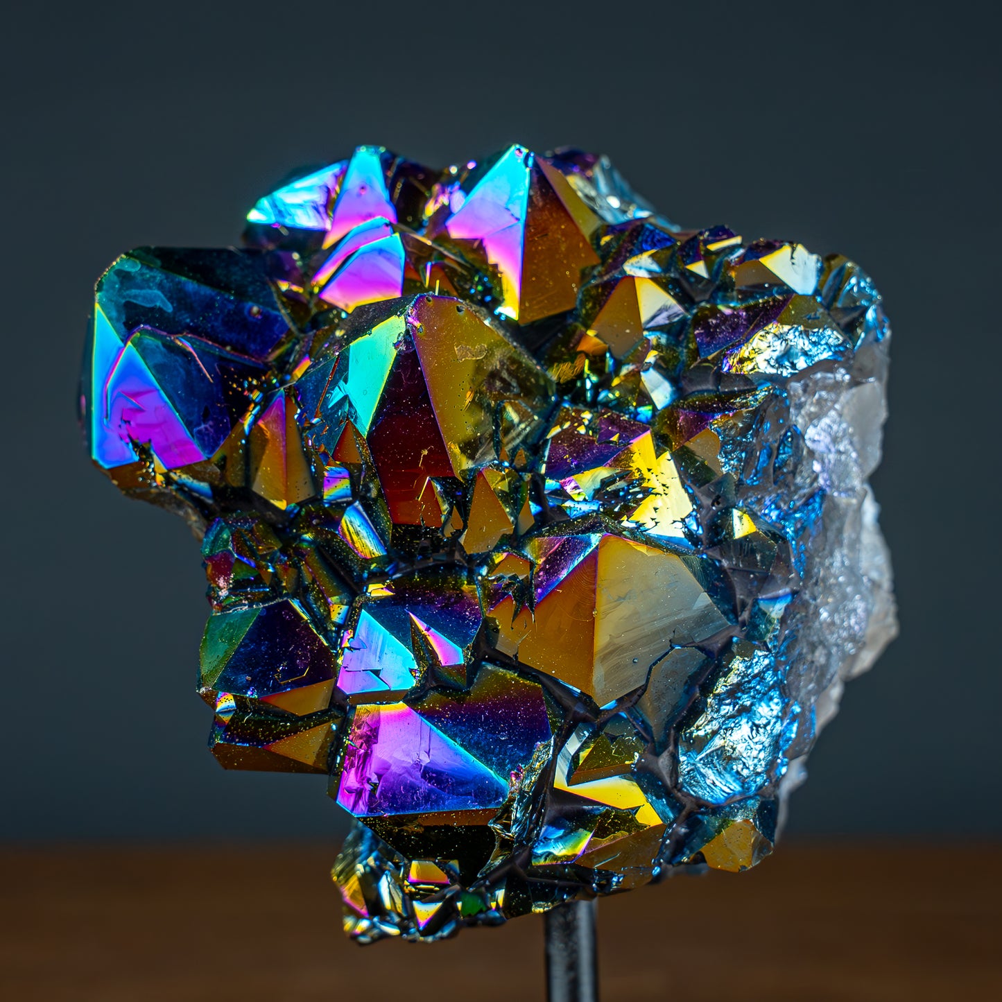 Aura-Amethyst auf Ständer – 950,51g