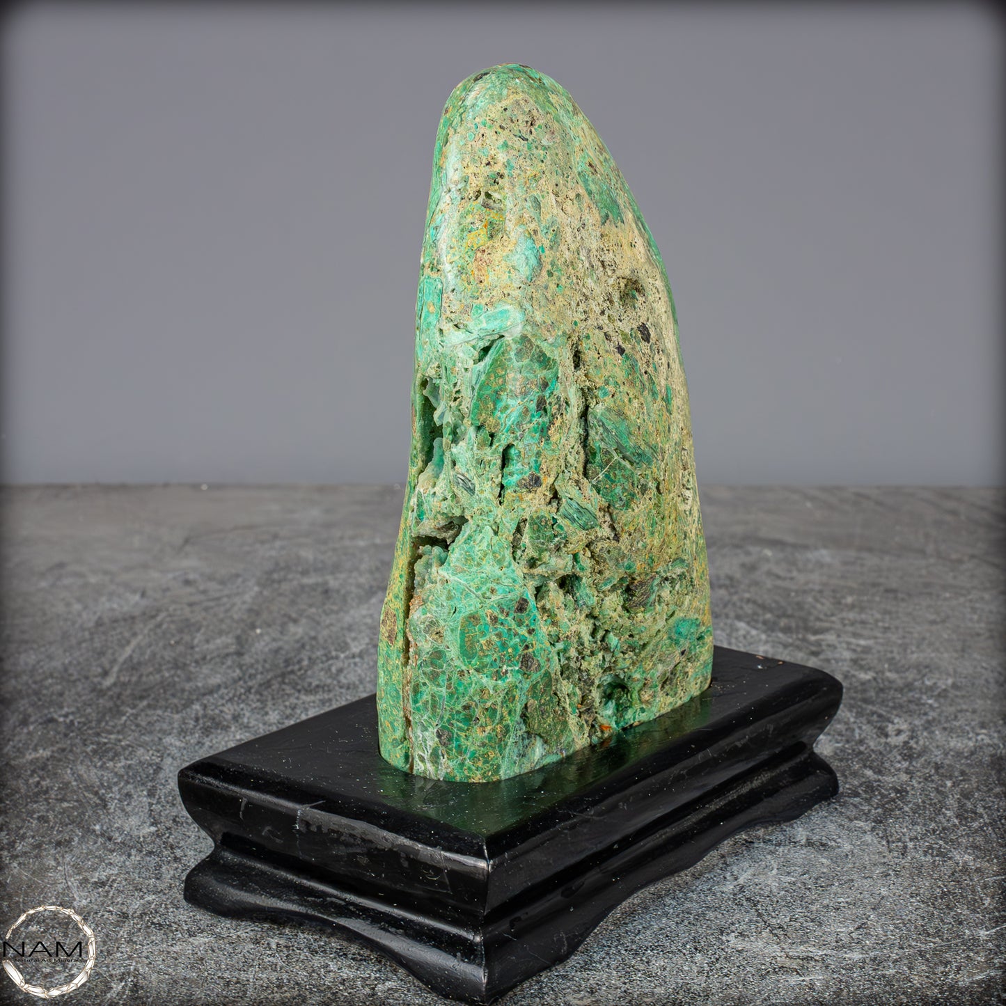 Natürliche Chrysopras-Kristall Freiform auf Ständer, Indonesien - 861,64g