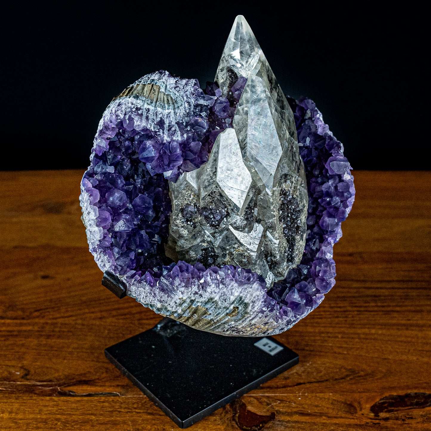 Perfekter AAA+++ Amethyst mit Calcitkristallen auf Ständer, Uruguay - 2825,44g