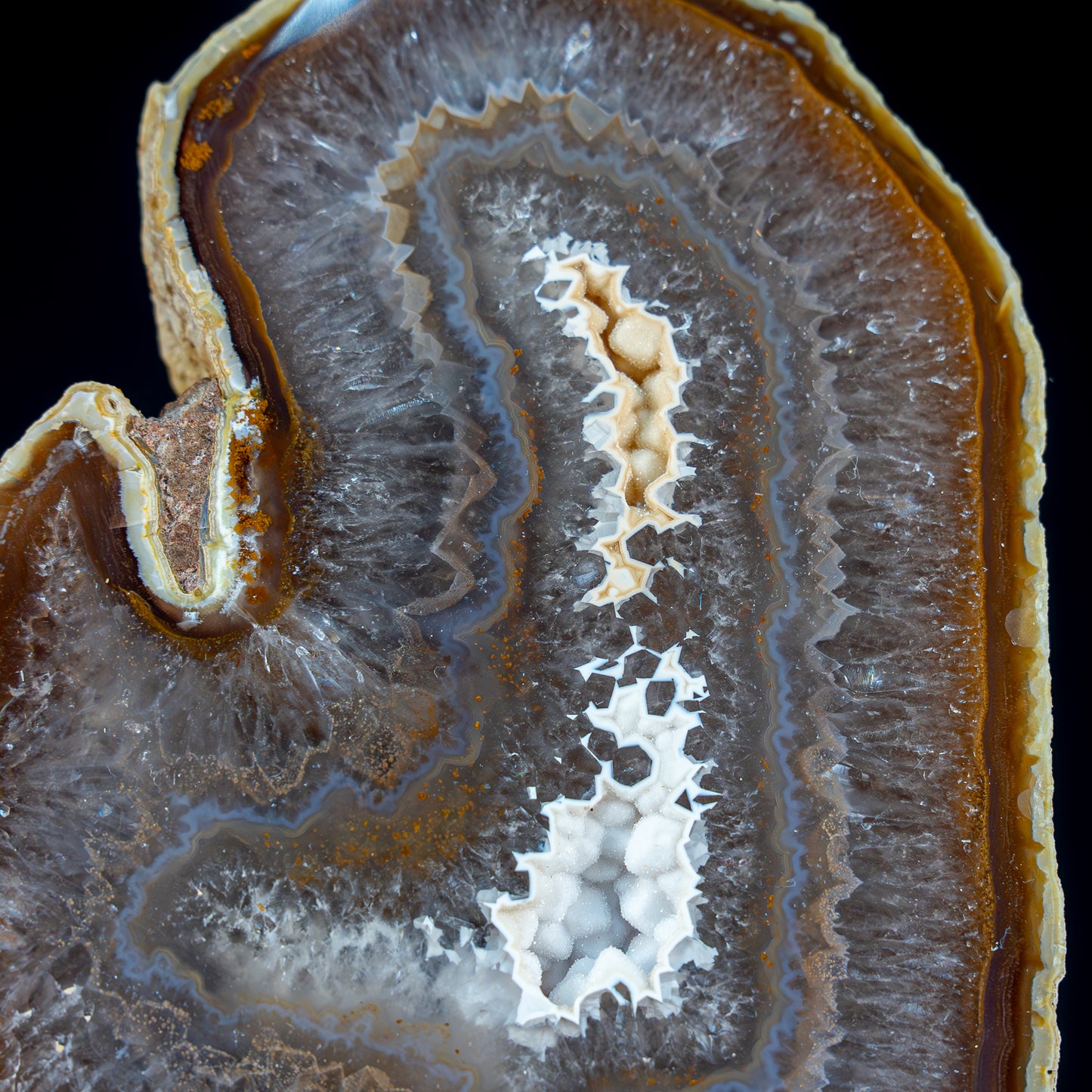 Natürliche Achat Druse mit Chalcedon auf Calzit auf Ständer, Brasilien - 1051,91g