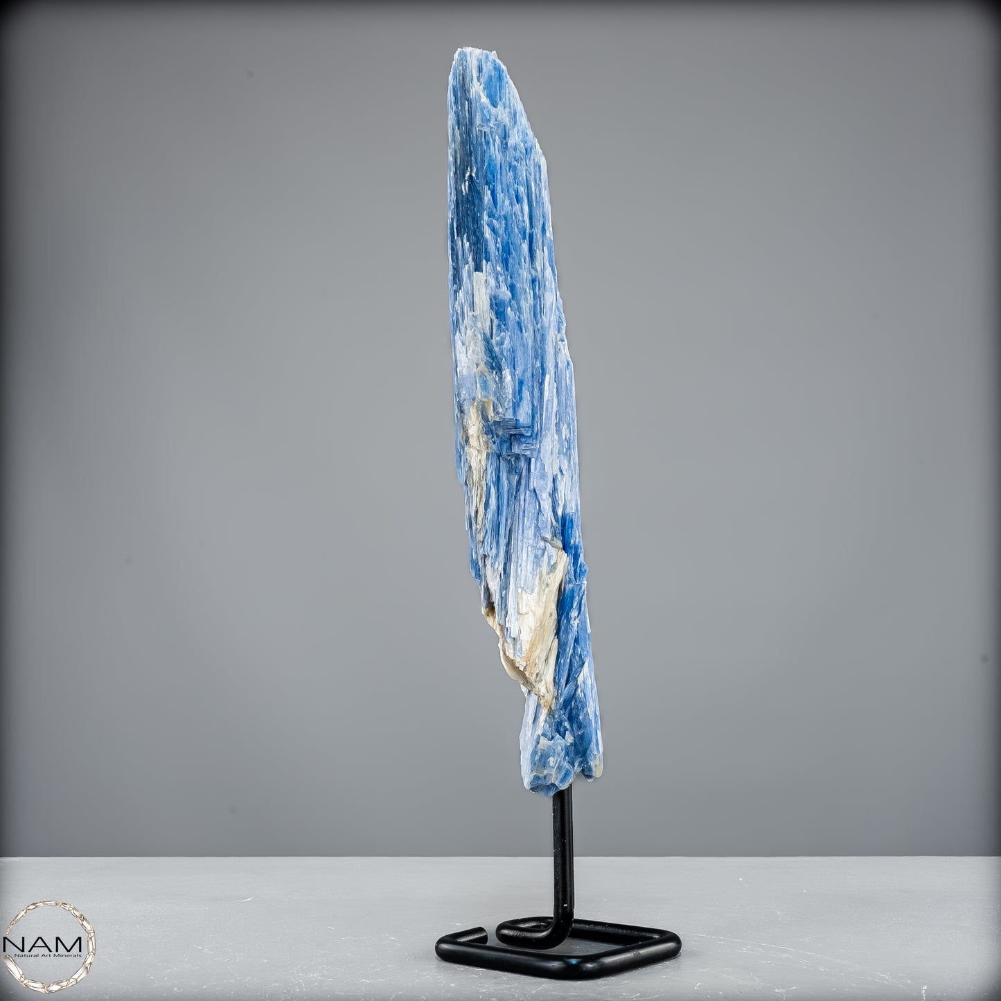 Natürlicher Kyanit-Kristall Cluster auf Ständer aus Brasilien - 596,16g
