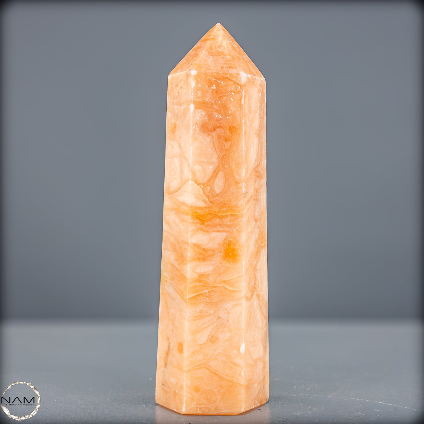 Natürlicher Orangencalcit Kristall-Obelisk - 653,57g