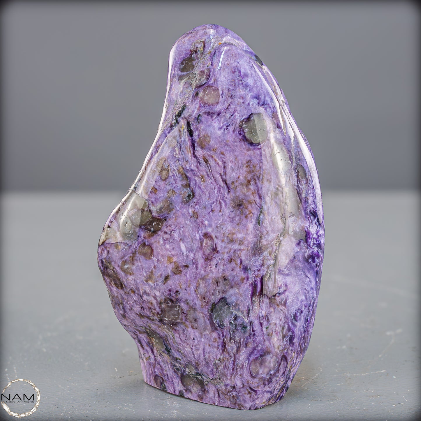 Natürliche seltene Freiform aus Charoit - 298,65g