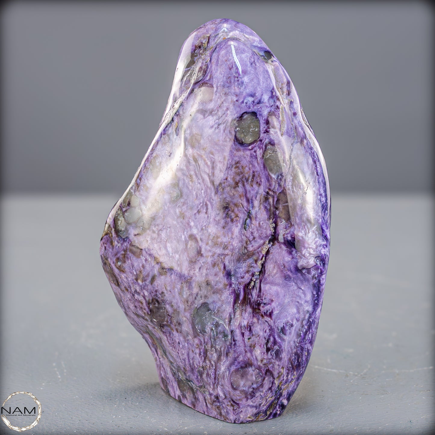 Natürliche seltene Freiform aus Charoit - 298,65g