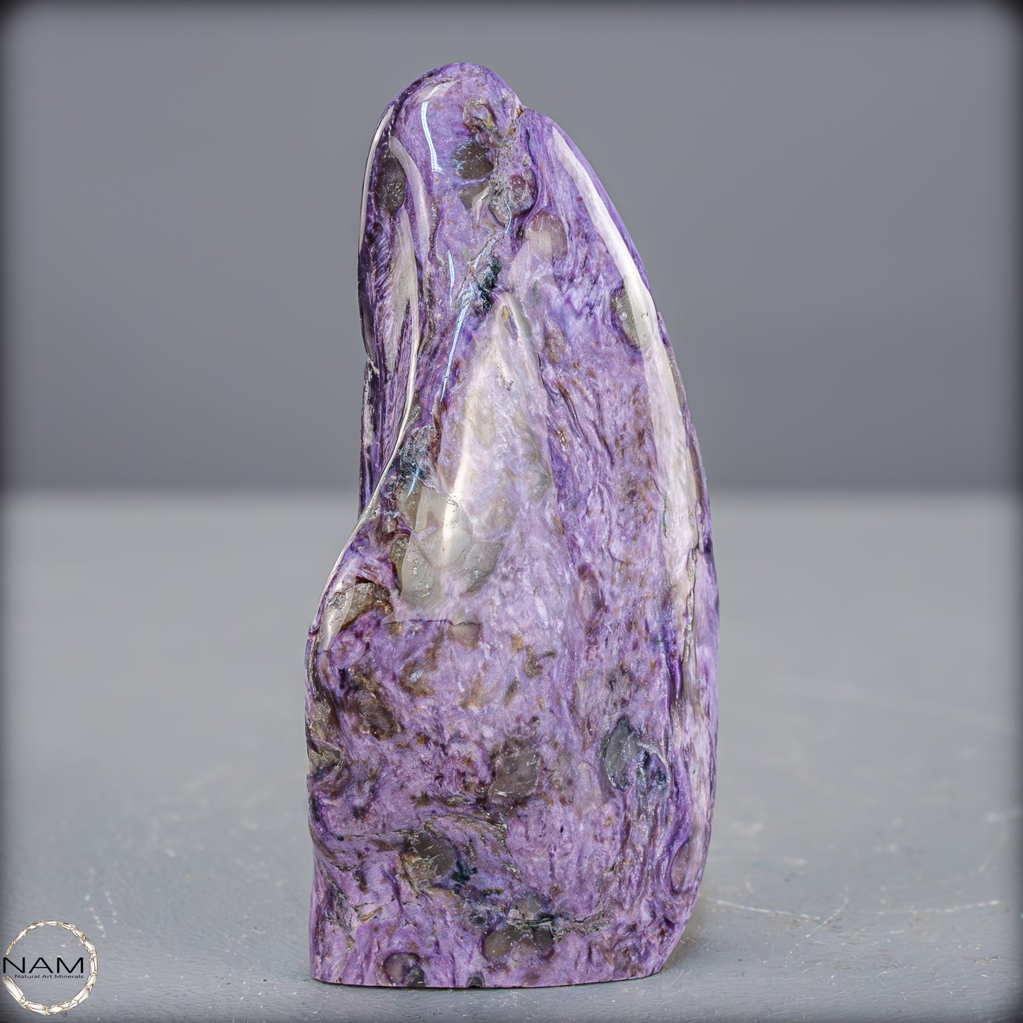 Natürliche seltene Freiform aus Charoit - 298,65g