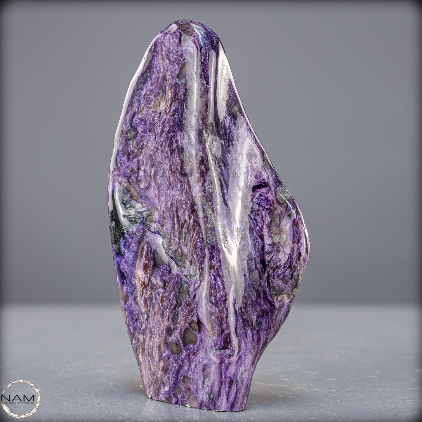 Natürliche seltene Freiform aus Charoit - 298,65g