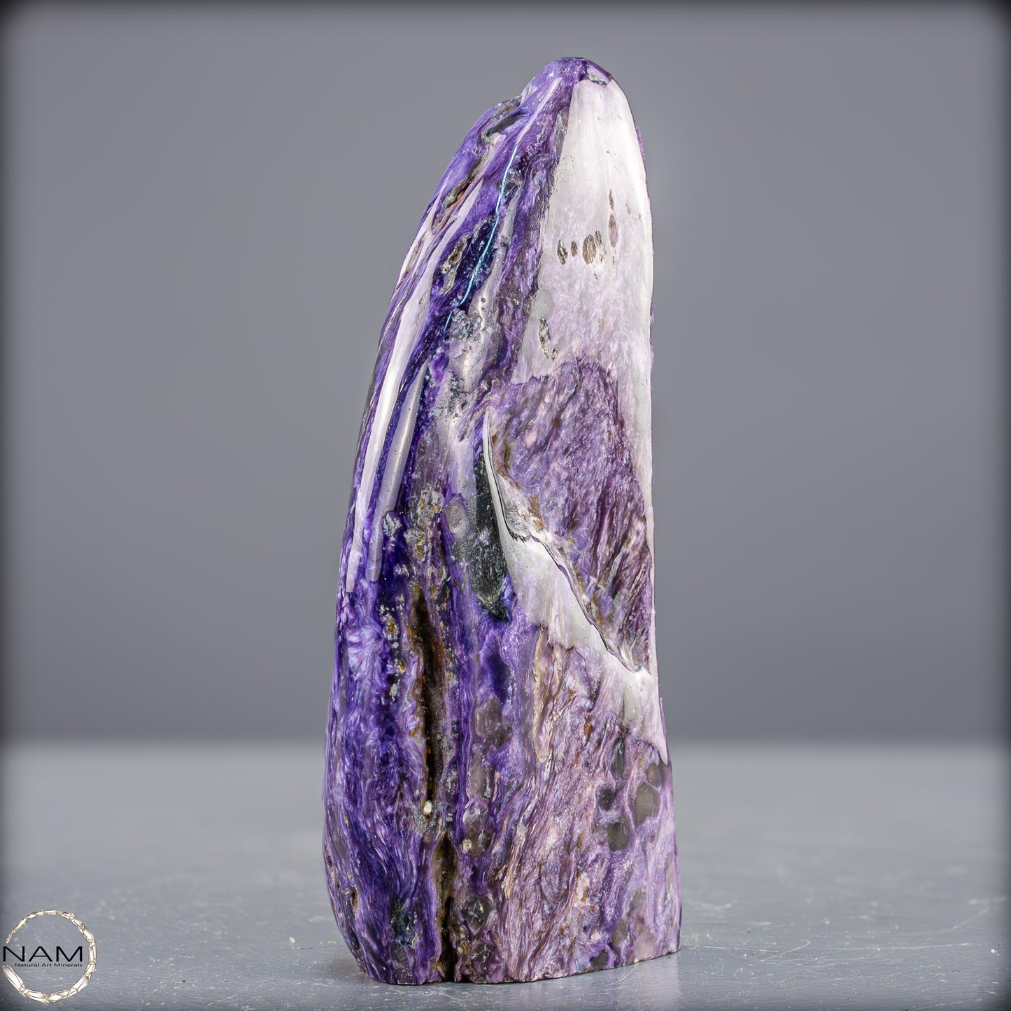 Natürliche seltene Freiform aus Charoit - 298,65g