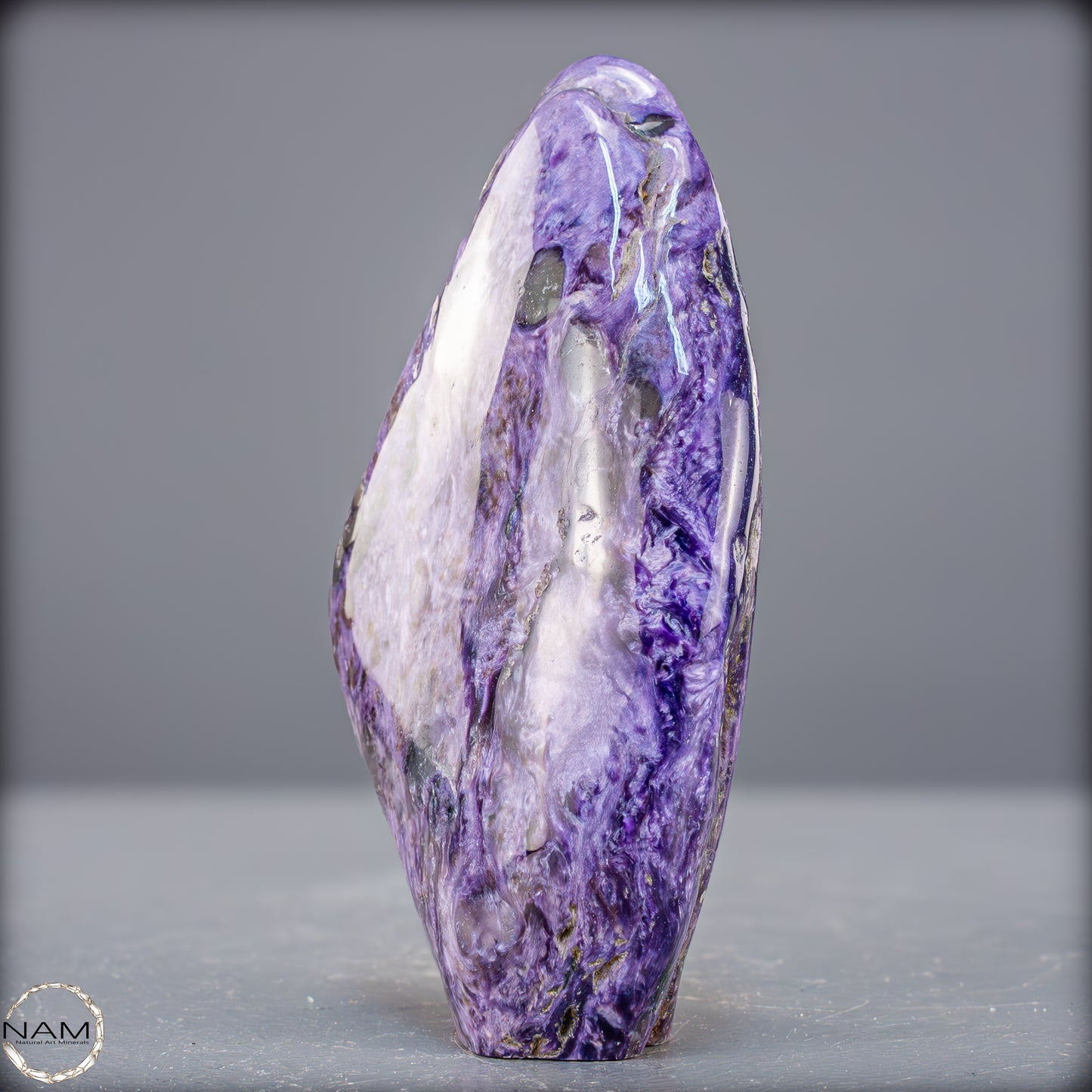 Natürliche seltene Freiform aus Charoit - 298,65g