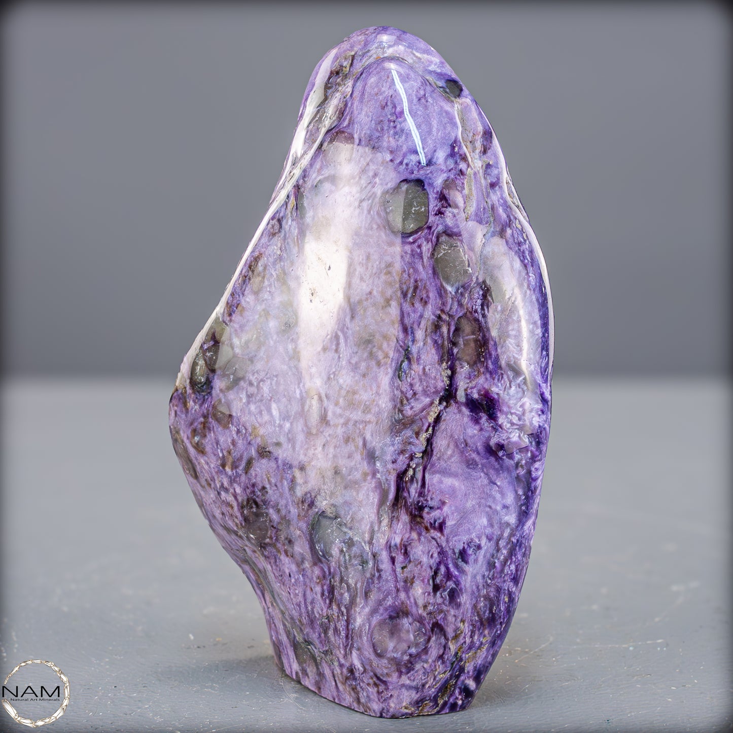 Natürliche seltene Freiform aus Charoit - 298,65g