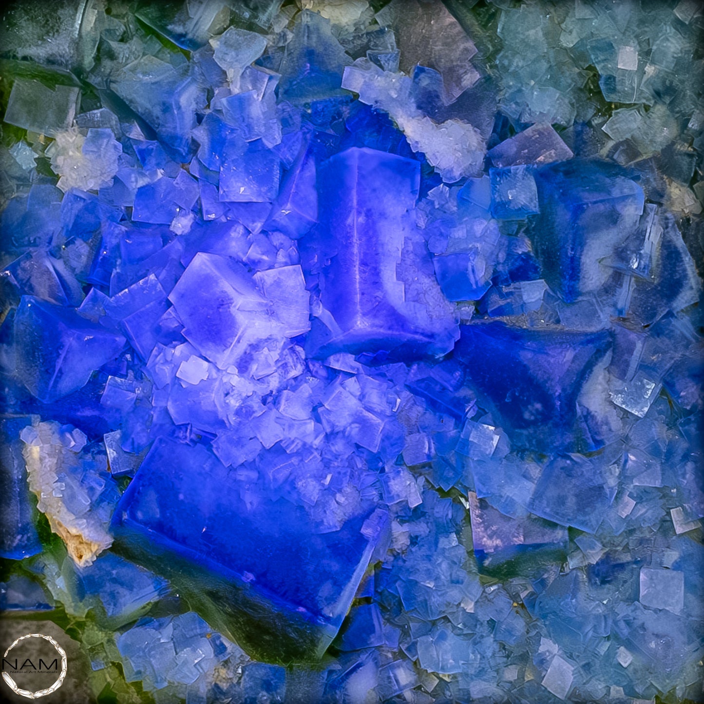 Natürliche Grüner Fluorit Kristalle auf Matrix - 24752,62g