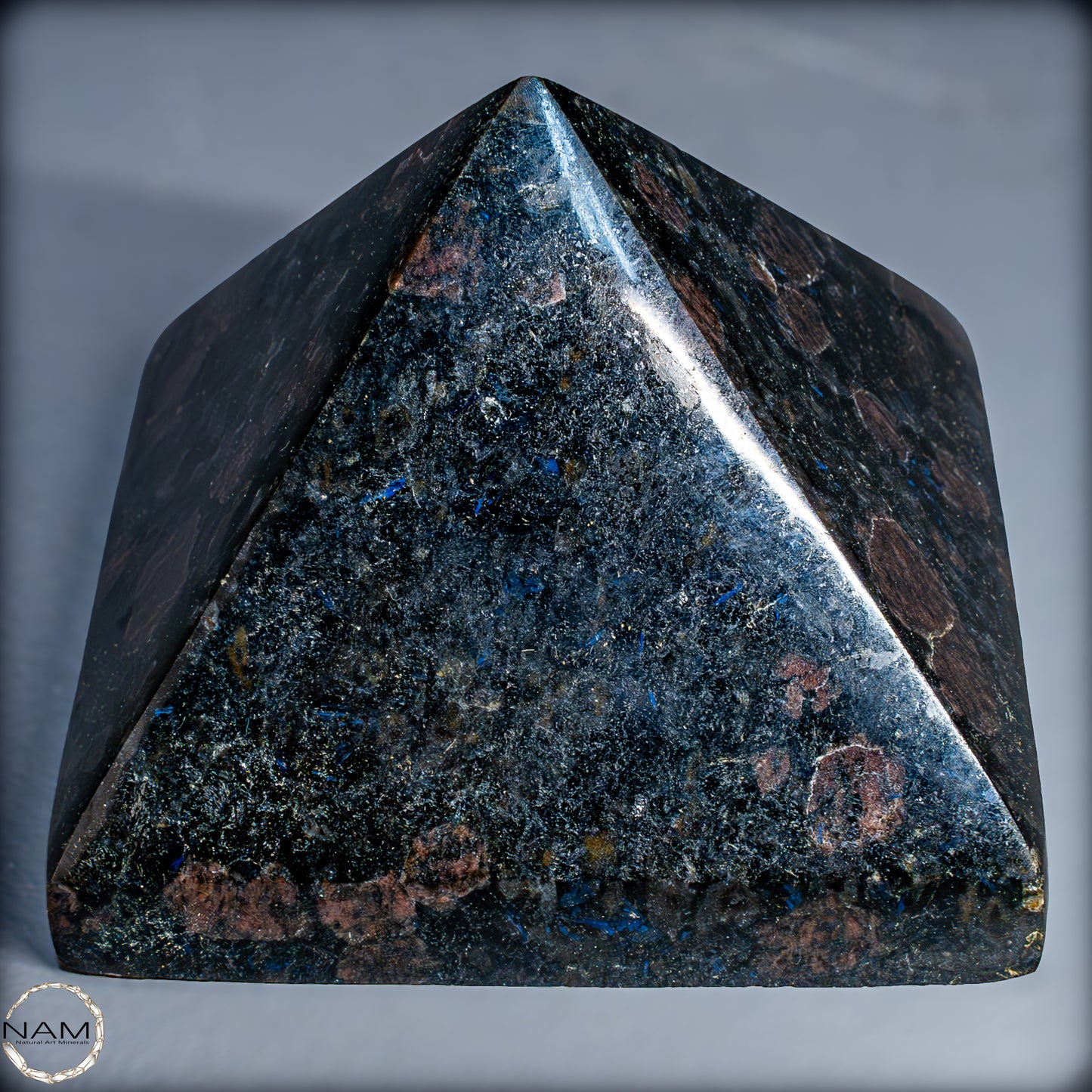 Natürliche Arfvedsonit und Granat-Kristall Pyramide, sehr selten - 654,19g