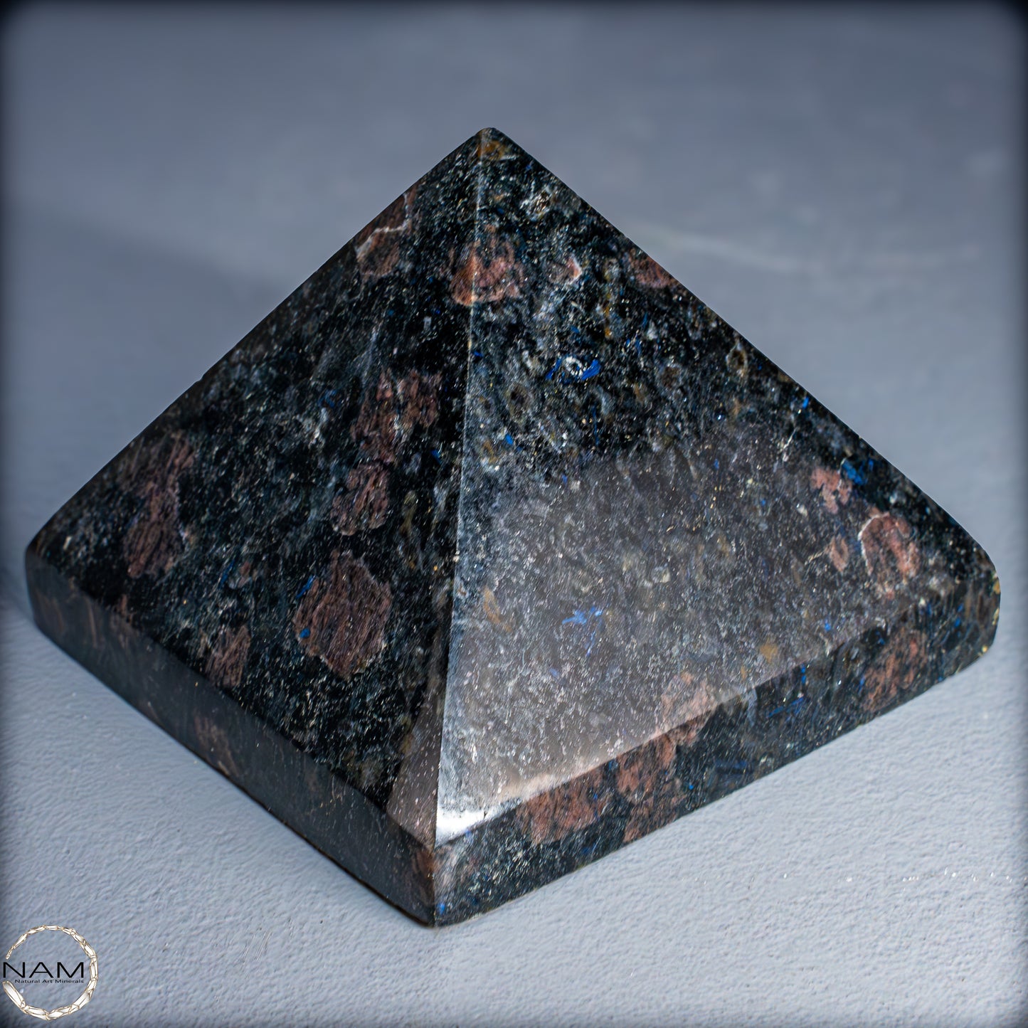 Natürliche Arfvedsonit und Granat-Kristall Pyramide, sehr selten - 654,19g