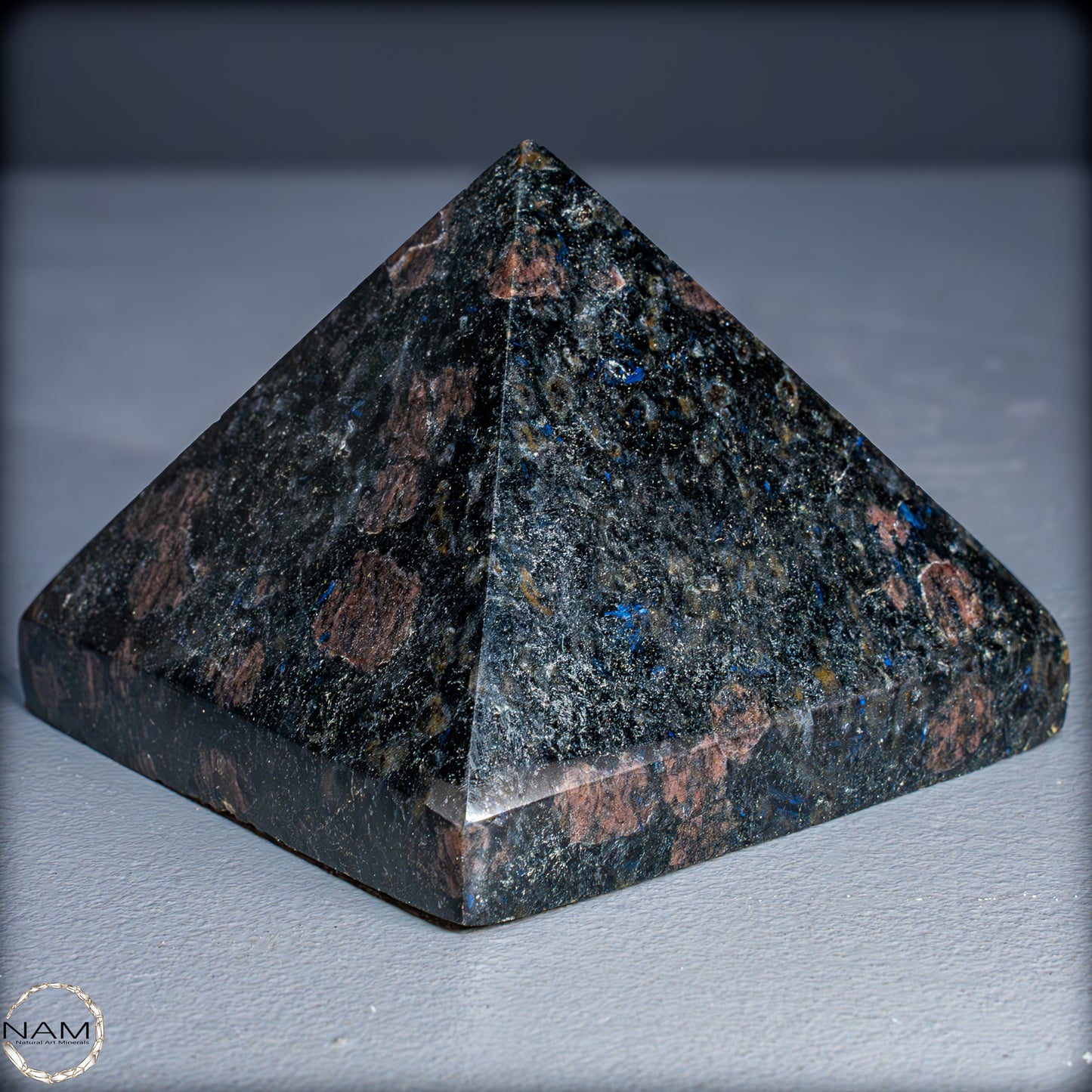 Natürliche Arfvedsonit und Granat-Kristall Pyramide, sehr selten - 654,19g