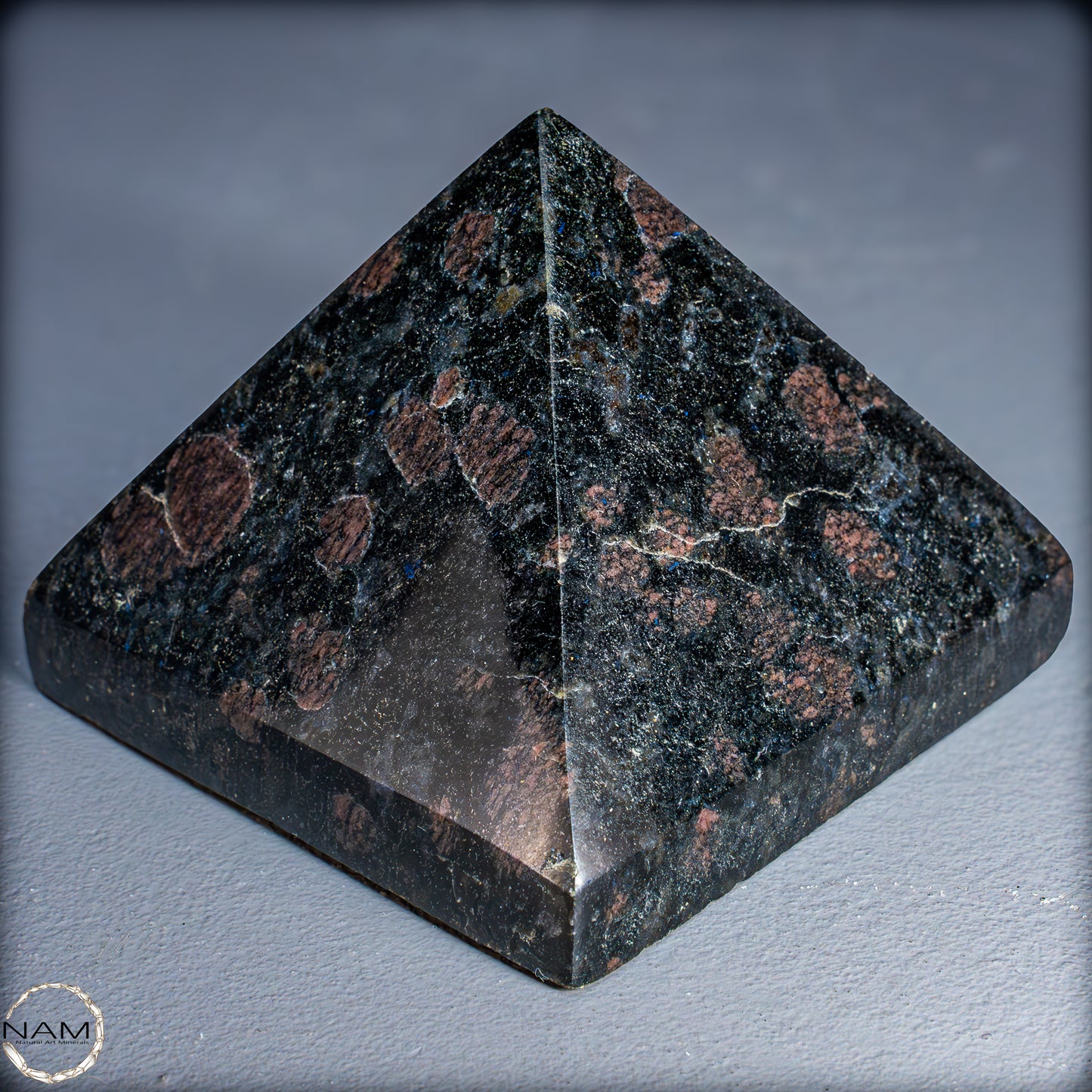 Natürliche Arfvedsonit und Granat-Kristall Pyramide, sehr selten - 654,19g