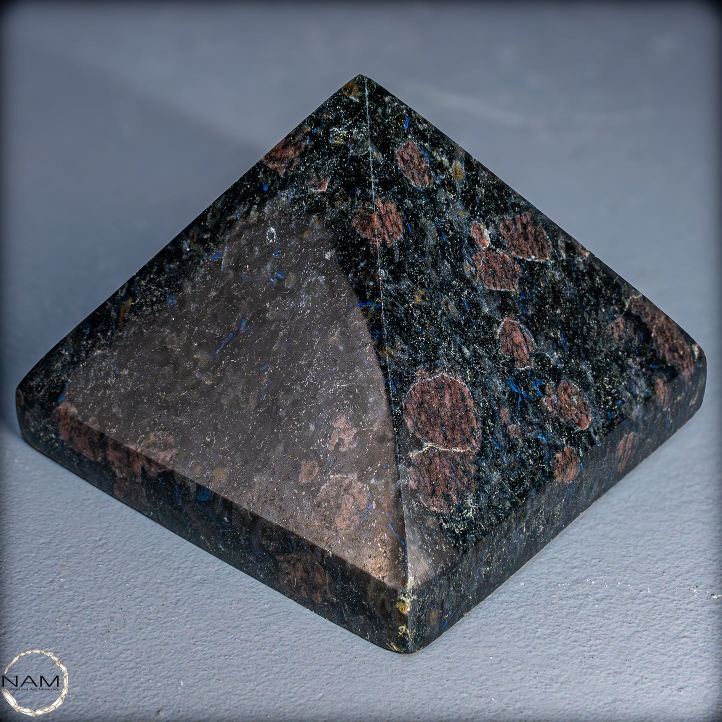 Natürliche Arfvedsonit und Granat-Kristall Pyramide, sehr selten - 654,19g