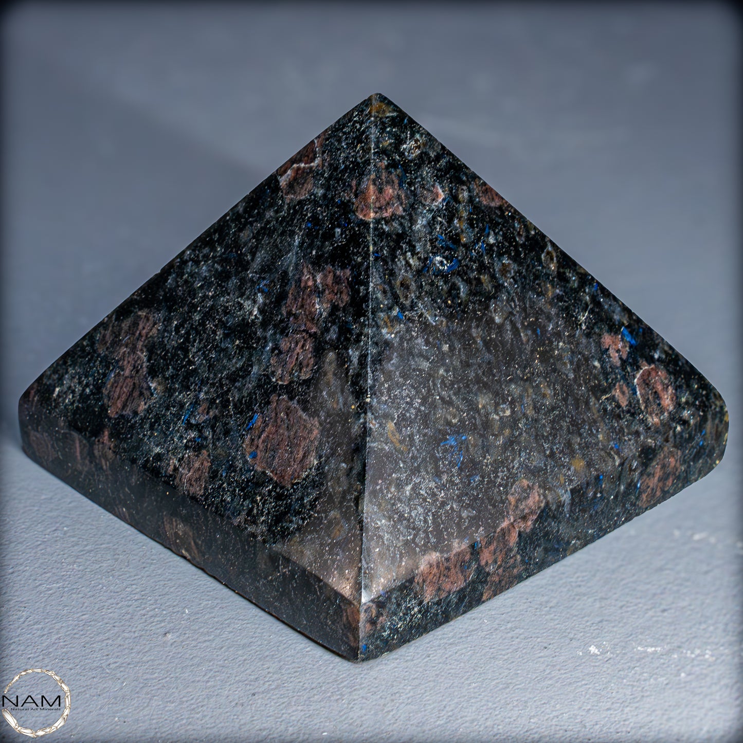 Natürliche Arfvedsonit und Granat-Kristall Pyramide, sehr selten - 654,19g